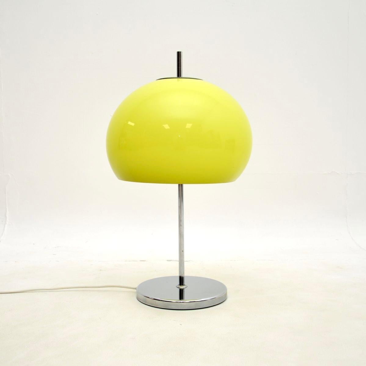Preciosa lámpara seta cromada de estilo Guzzini italiano vintage, de los años 1960-70.

La calidad es excelente y el estado es magnífico para su edad. La pantalla acrílica de color verde/amarillento claro tiene un tono precioso.

Le hemos dado una