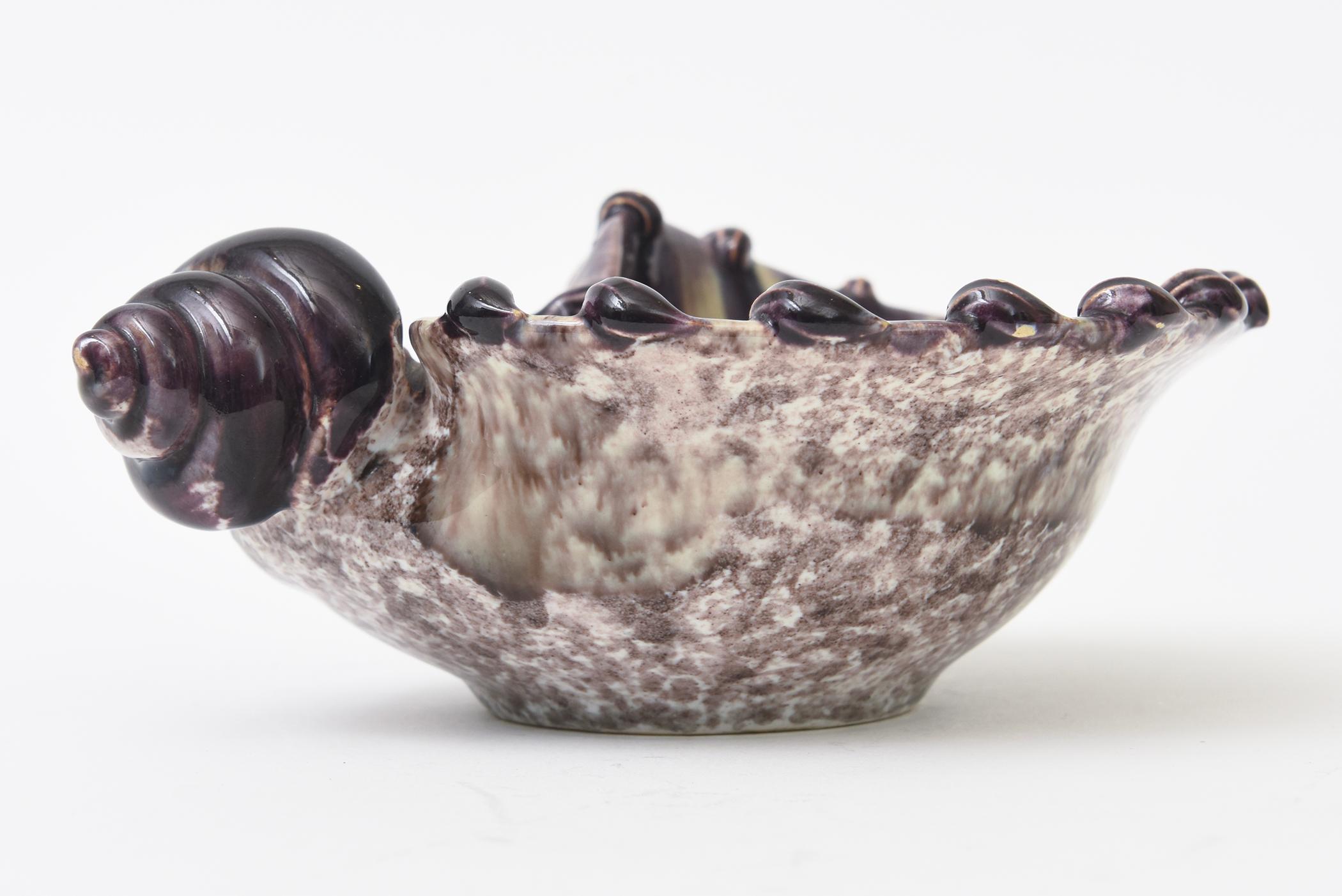 Cuenco Caracol Vintage de Cerámica Esmaltada Italiana con Sello Púrpura, Champán y Blanco Glaseado en venta