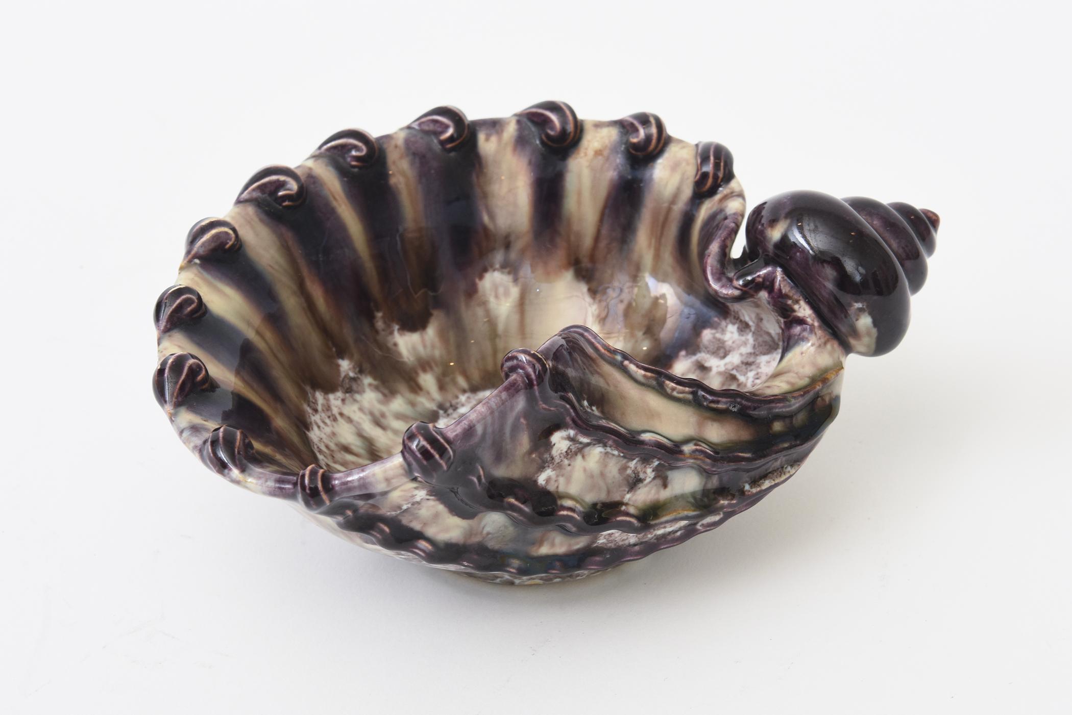 Cuenco Caracol Vintage de Cerámica Esmaltada Italiana con Sello Púrpura, Champán y Blanco en Bueno estado para la venta en North Miami, FL