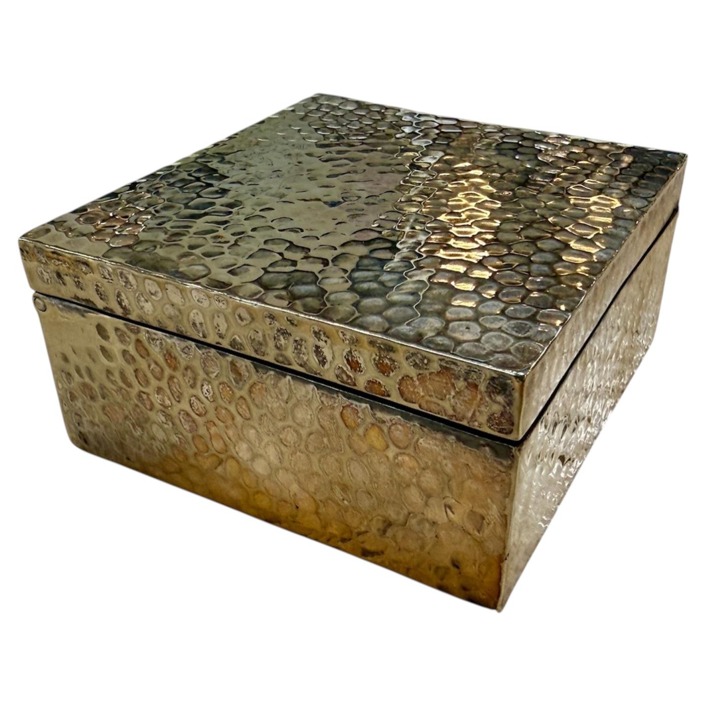 Caja decorativa italiana vintage de latón martillado