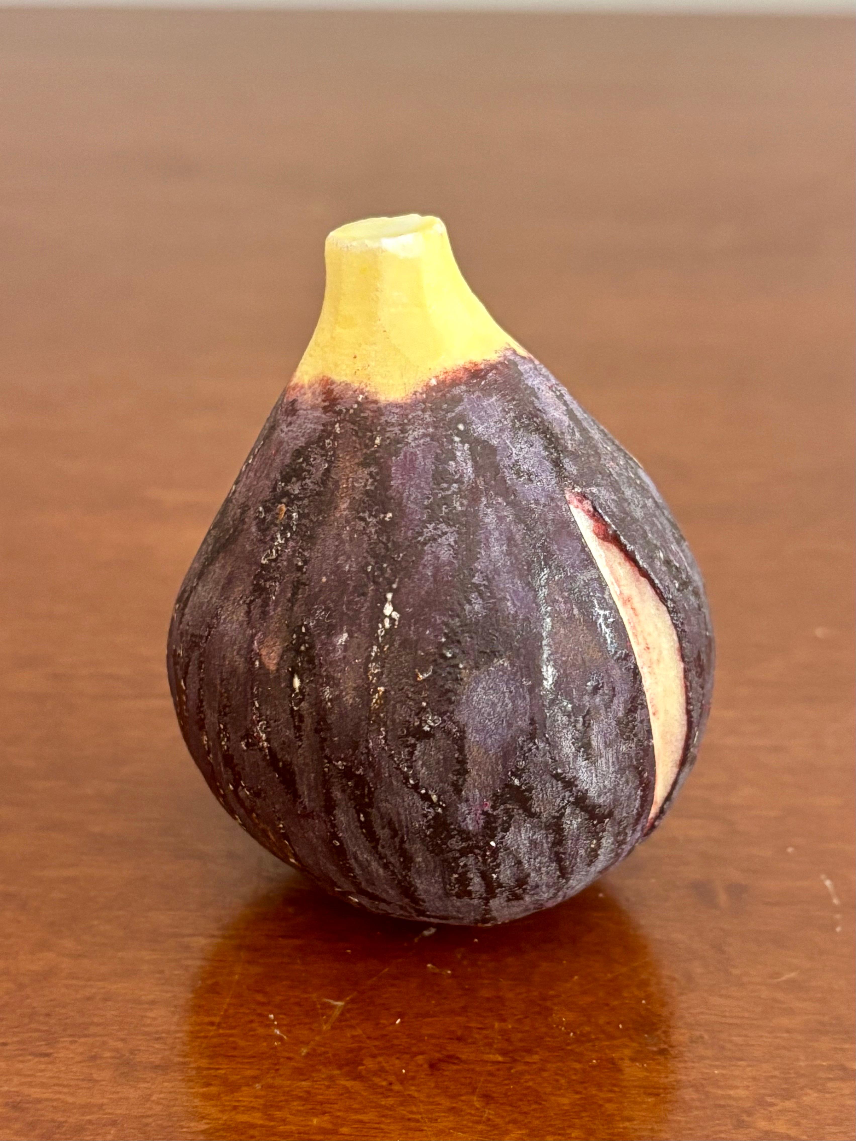 Bellissimo fico in alabastro scolpito a mano. Realizzato in Italia. Eccellente lavoro di verniciatura. Sembra una cosa vera, dallo stelo alla pelle. 