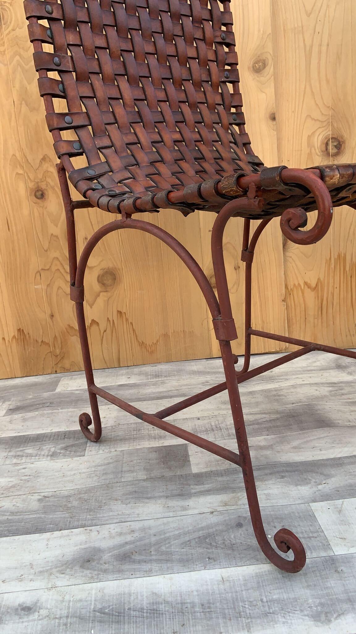 Vintage Italian Hand Forged Wrought-Iron Woven Leather Side Chairs - Pair

Vintage By, base à volutes en fer forgé à la main, avec cuir italien pleine fleur tissé à la main. Ces chaises latérales à volutes sont d'une qualité exceptionnelle et