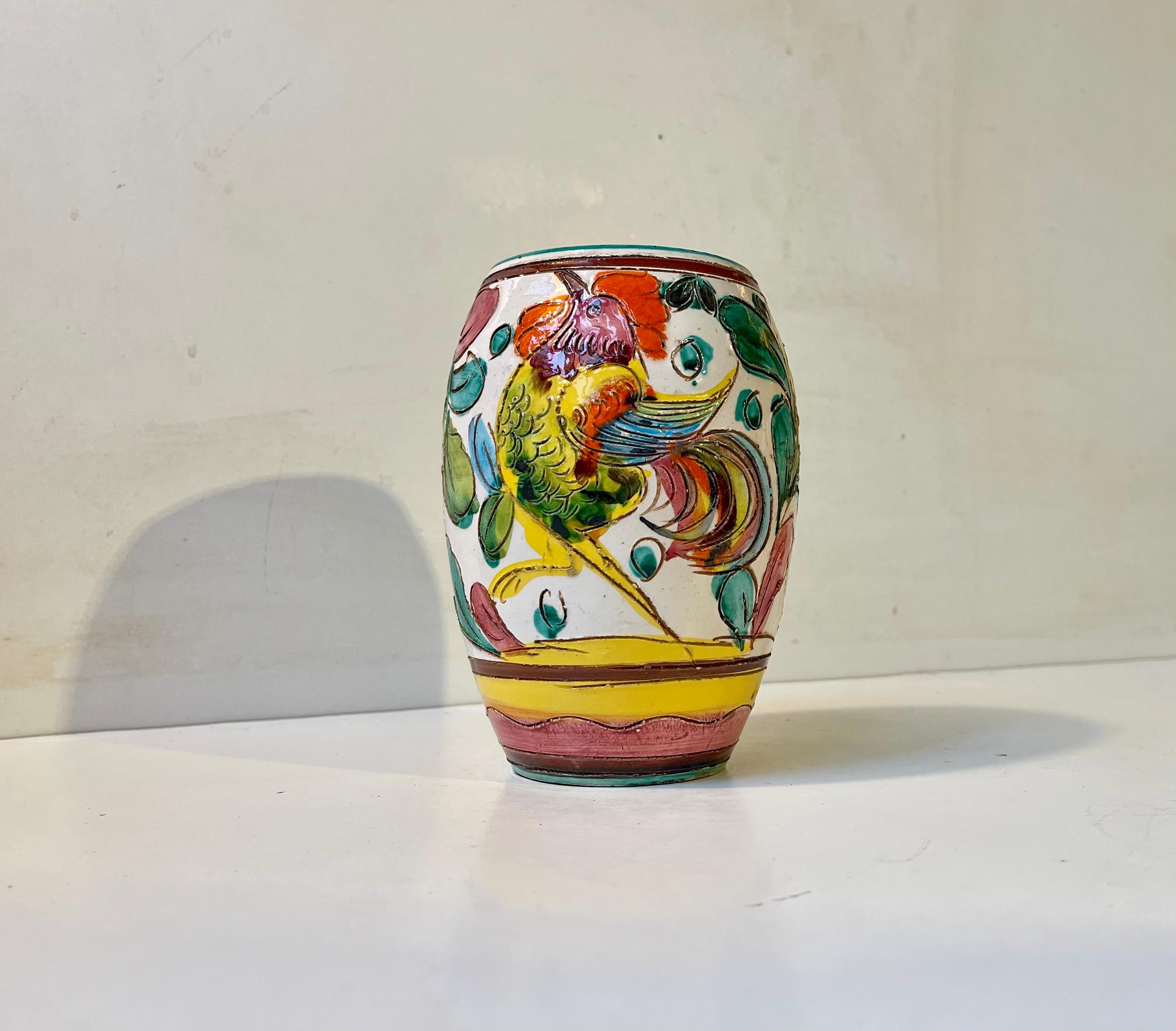 Un vaso/urna in maiolica molto vivace e colorato, realizzato interamente a mano in Italia nel 1970 circa. Firma sconosciuta. Ben tenuto. 
Misure: H: 15 cm, L/D: 13/10 cm.