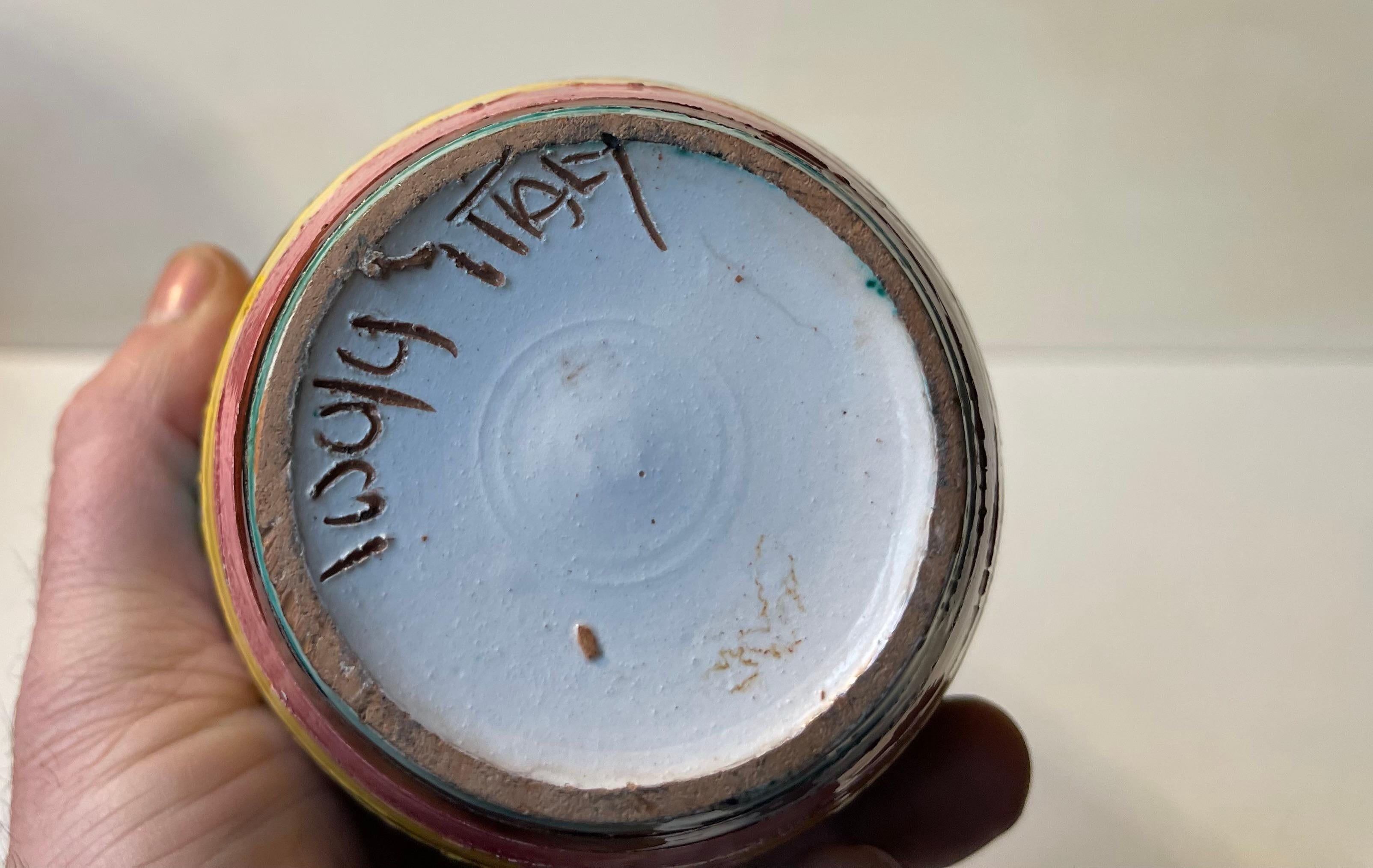 Italiano Vaso italiano d'epoca in maiolica smaltata a mano con gallo e fiori in vendita