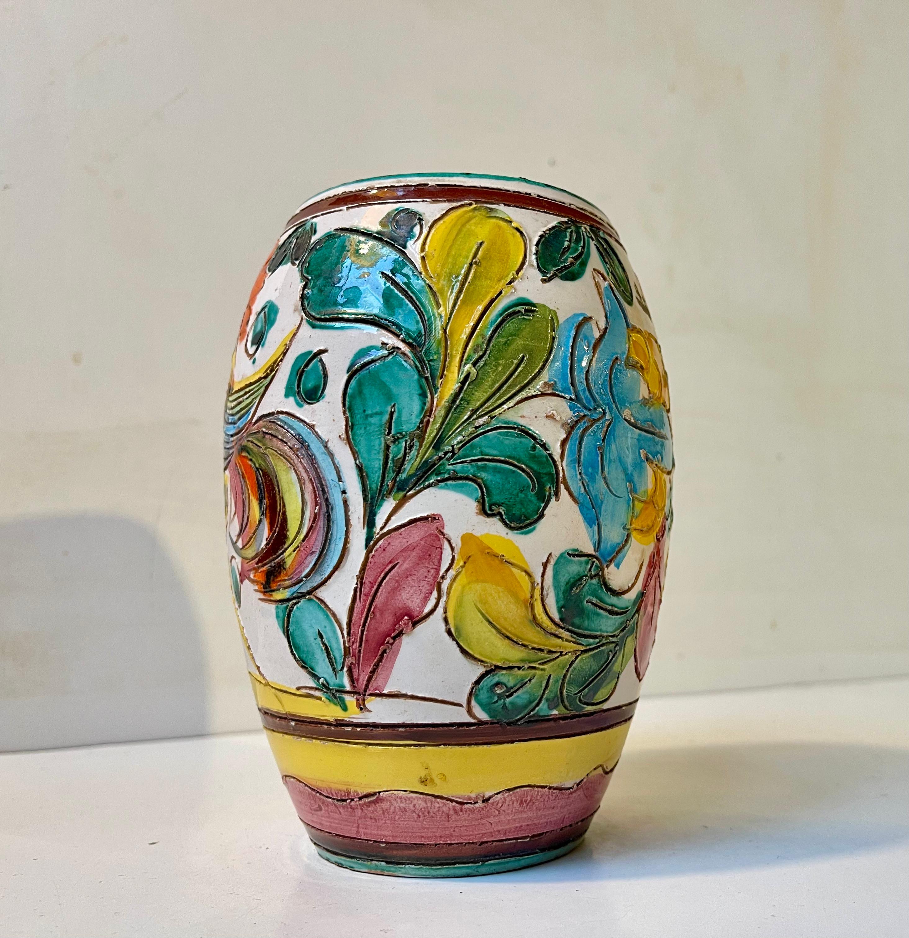 Smaltato Vaso italiano d'epoca in maiolica smaltata a mano con gallo e fiori in vendita