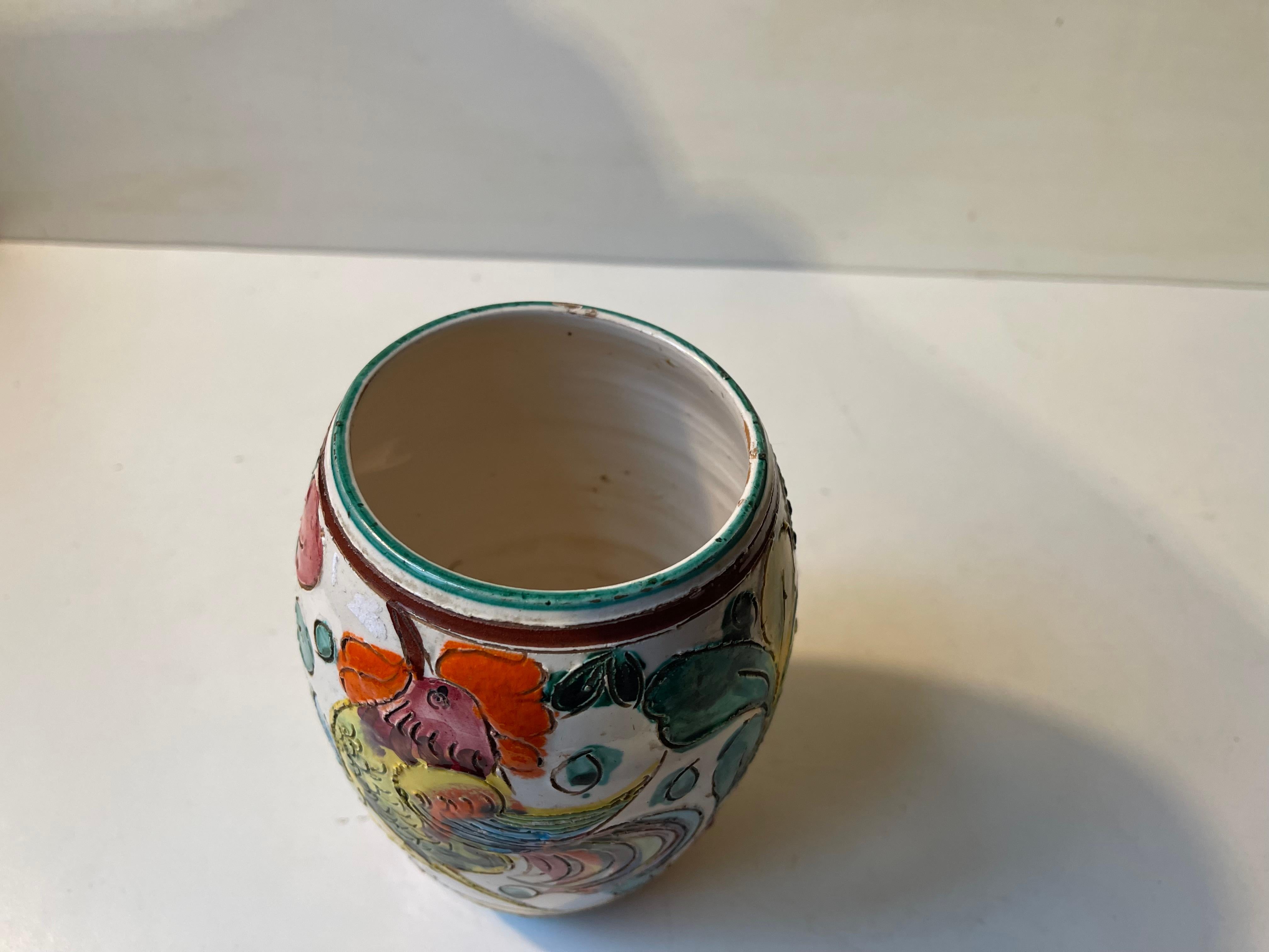 Vaso italiano d'epoca in maiolica smaltata a mano con gallo e fiori In condizioni buone in vendita a Esbjerg, DK