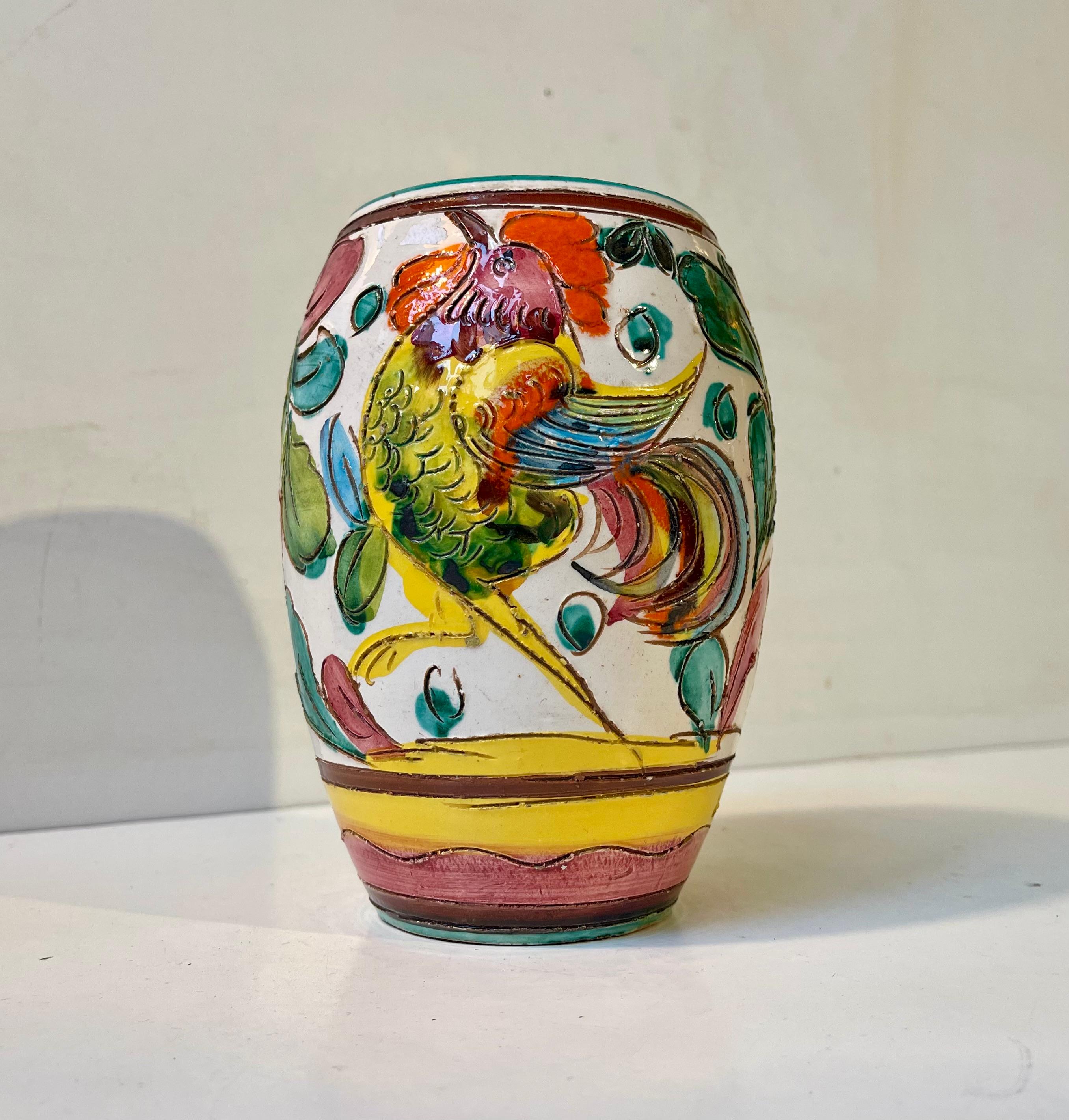 XX secolo Vaso italiano d'epoca in maiolica smaltata a mano con gallo e fiori in vendita