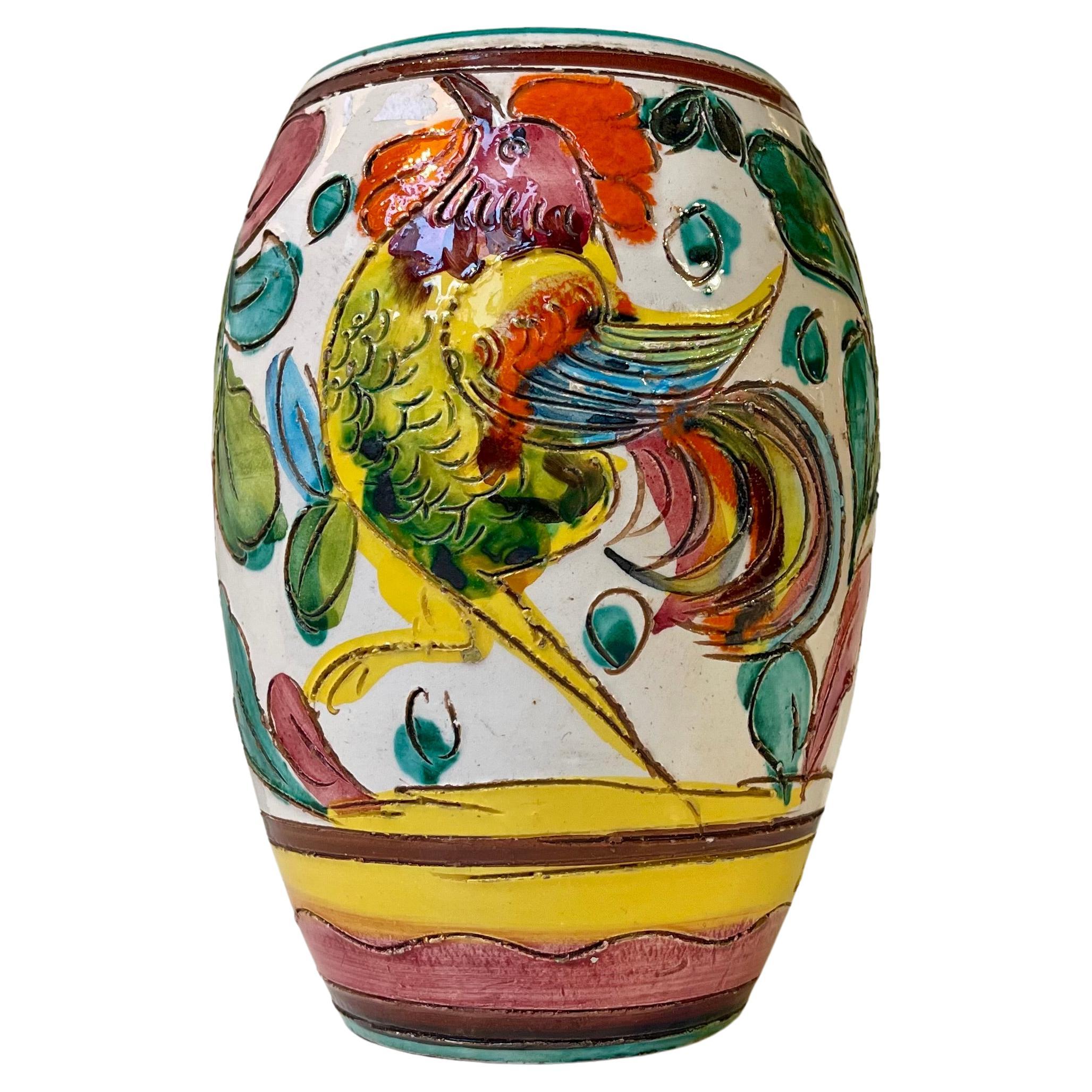 Vaso italiano d'epoca in maiolica smaltata a mano con gallo e fiori