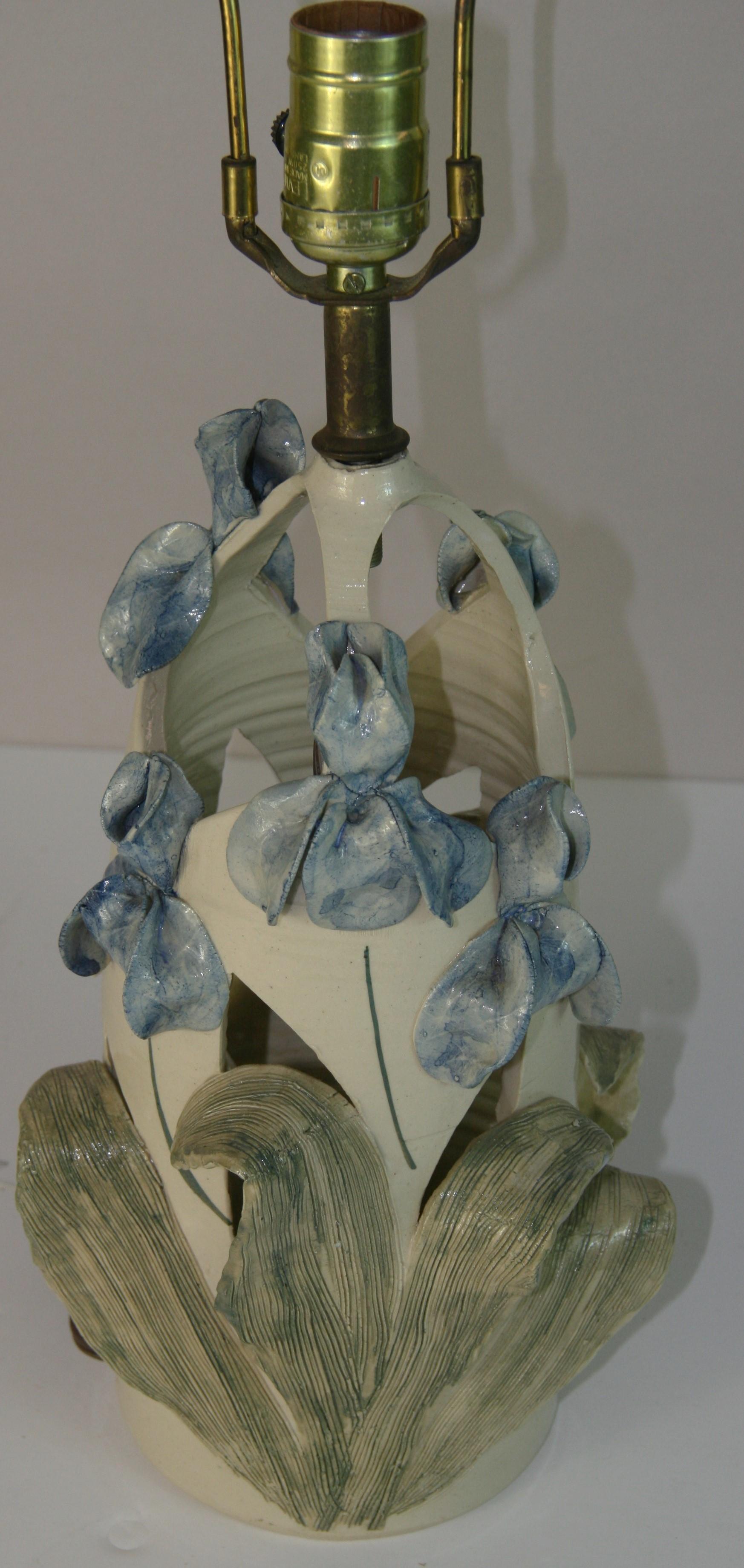 Vintage Italien Hand Made Céramique Pale  Lampe de table bleue à fleurs et feuilles Bon état - En vente à Douglas Manor, NY