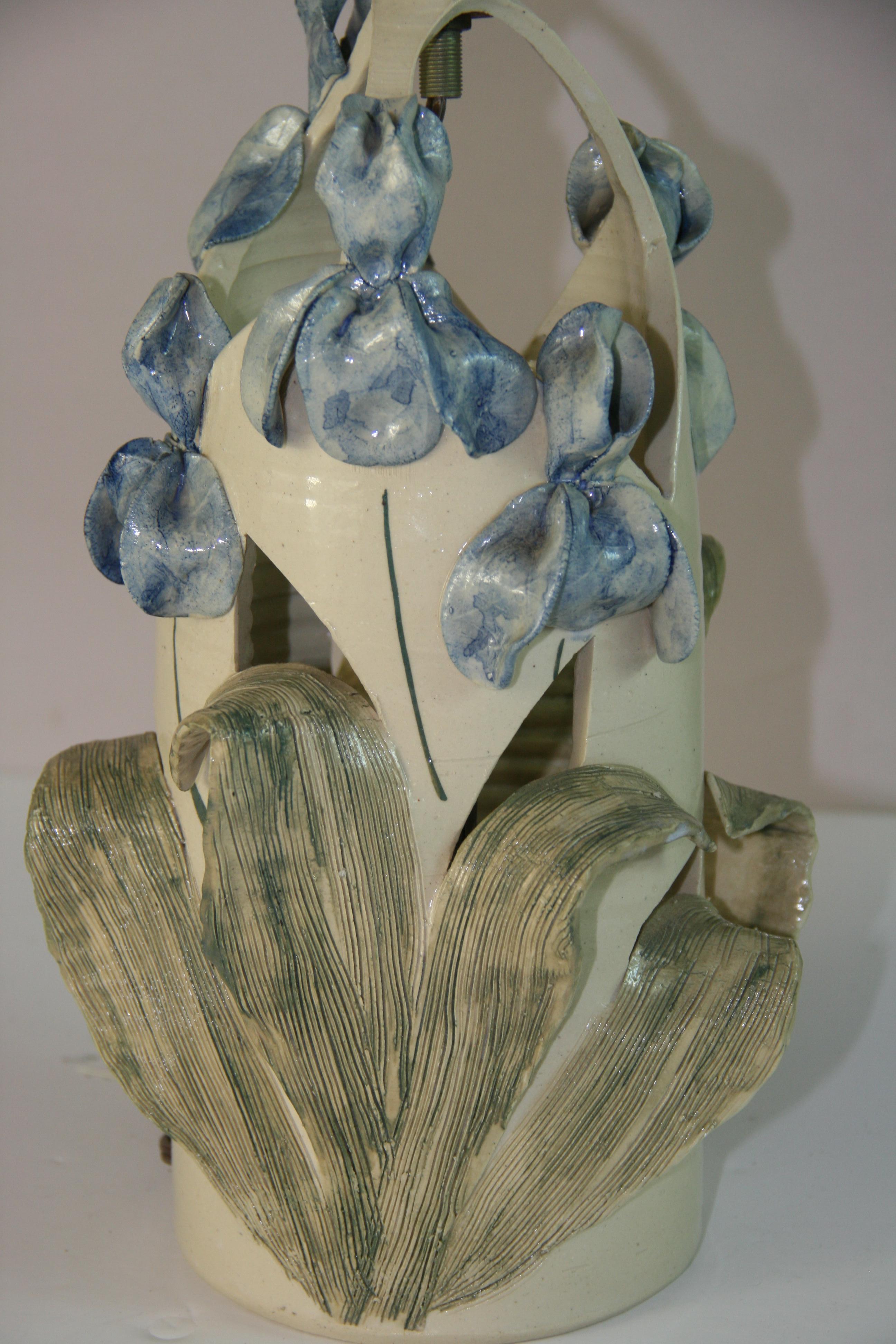 Milieu du XXe siècle Vintage Italien Hand Made Céramique Pale  Lampe de table bleue à fleurs et feuilles en vente