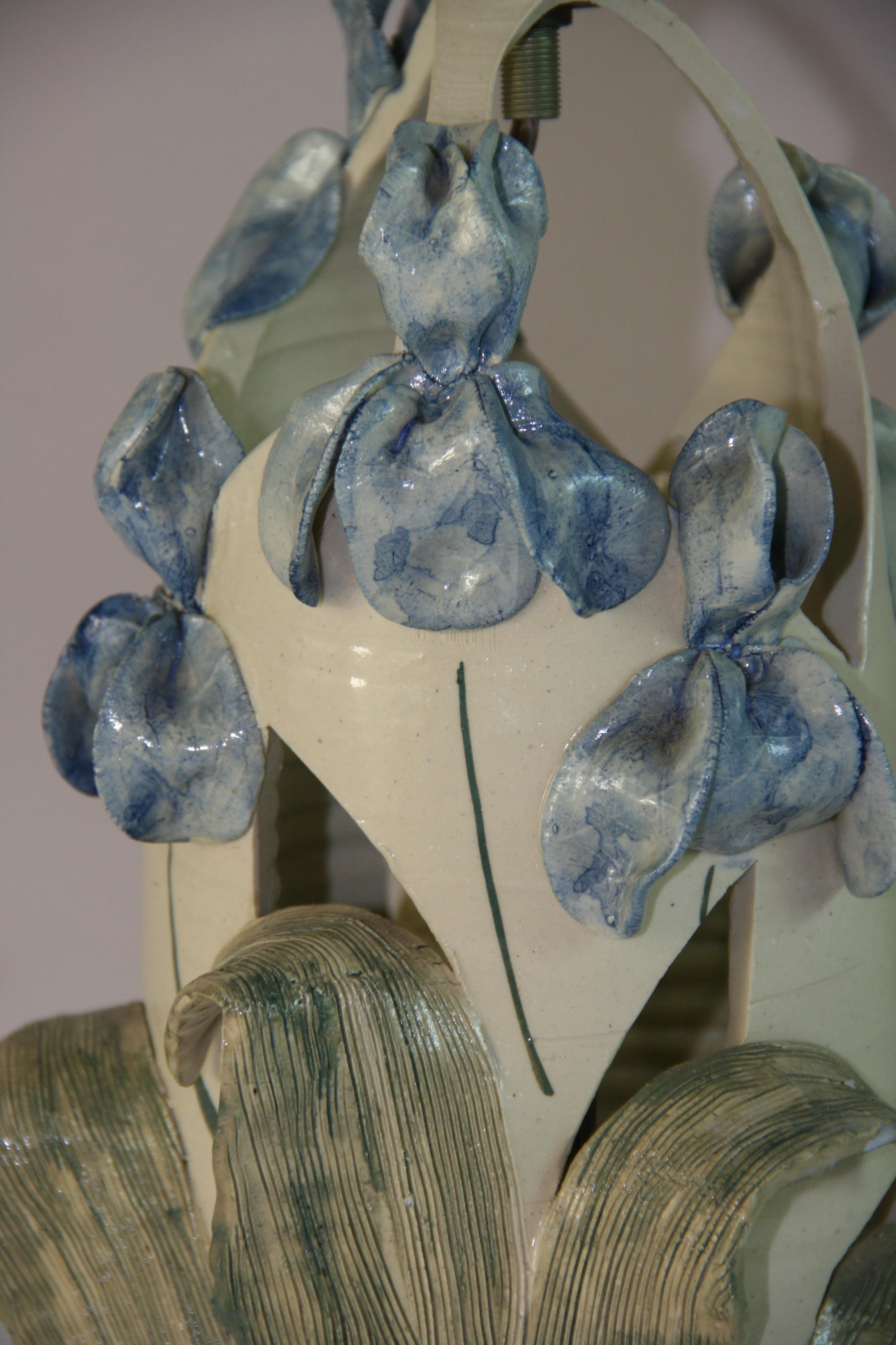 Vintage Italien Hand Made Céramique Pale  Lampe de table bleue à fleurs et feuilles en vente 1