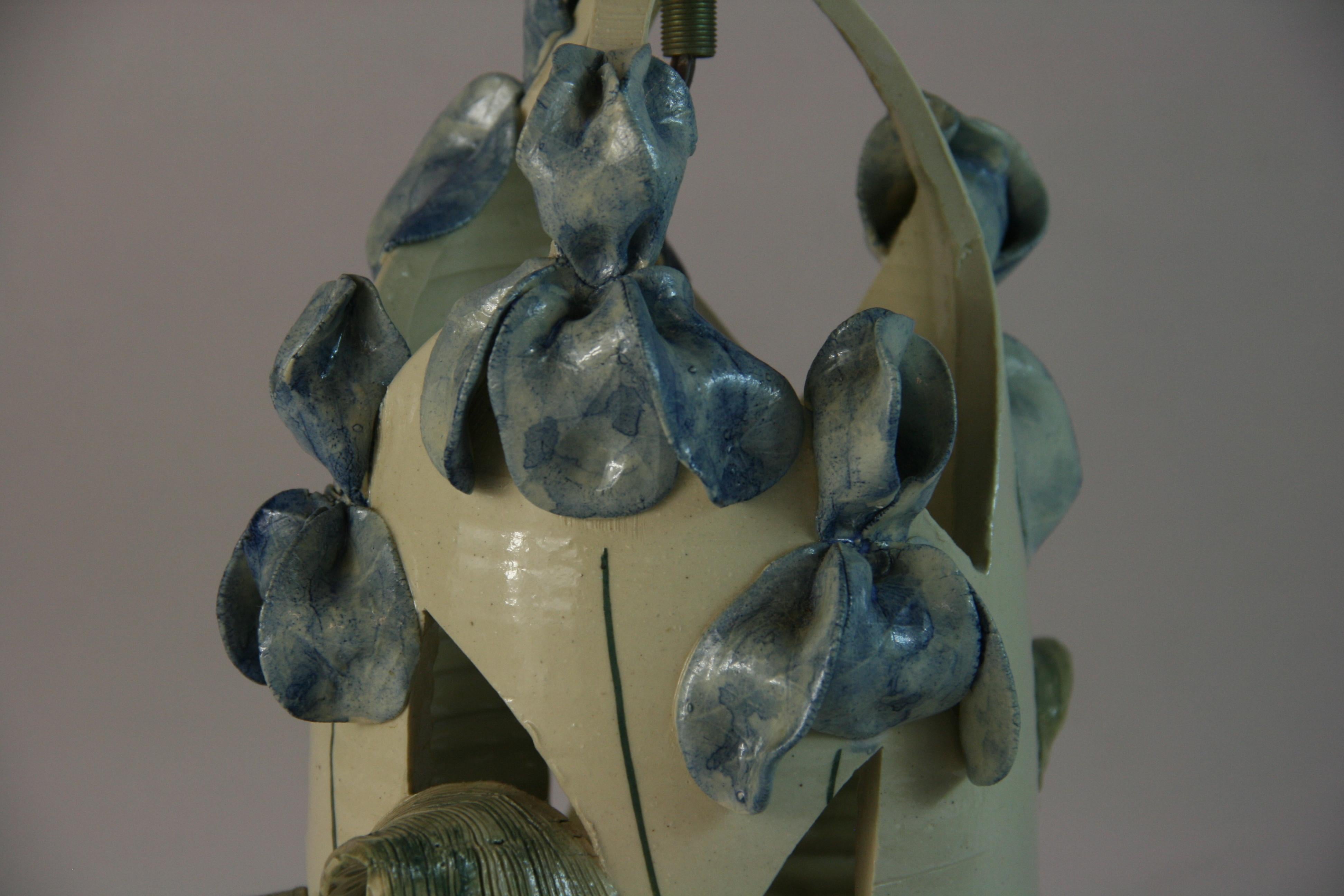 Vintage Italien Hand Made Céramique Pale  Lampe de table bleue à fleurs et feuilles en vente 3