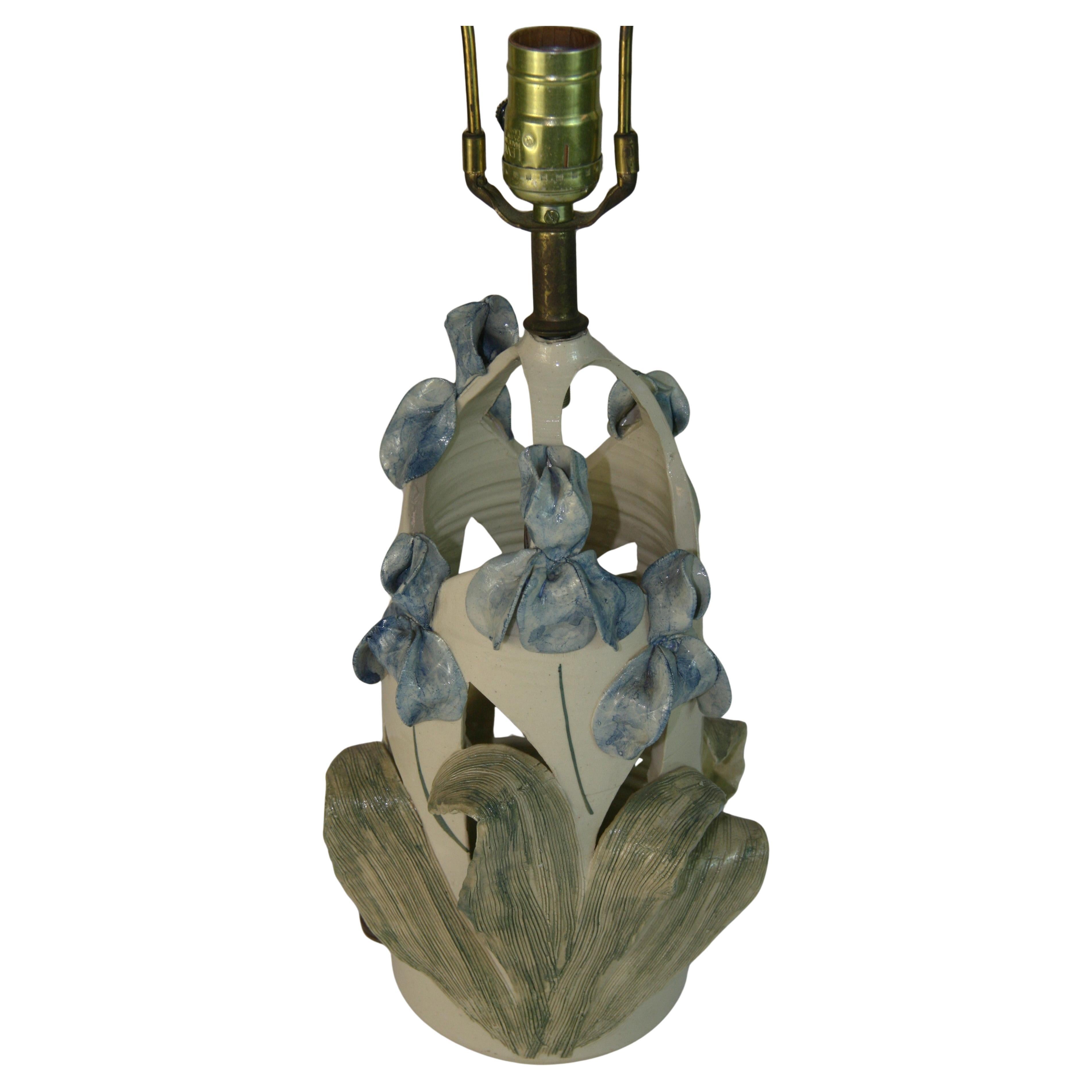 1686 Lampe italienne en céramique peinte à la main, fleurs bleues et vert pâle.
Hauteur de 16