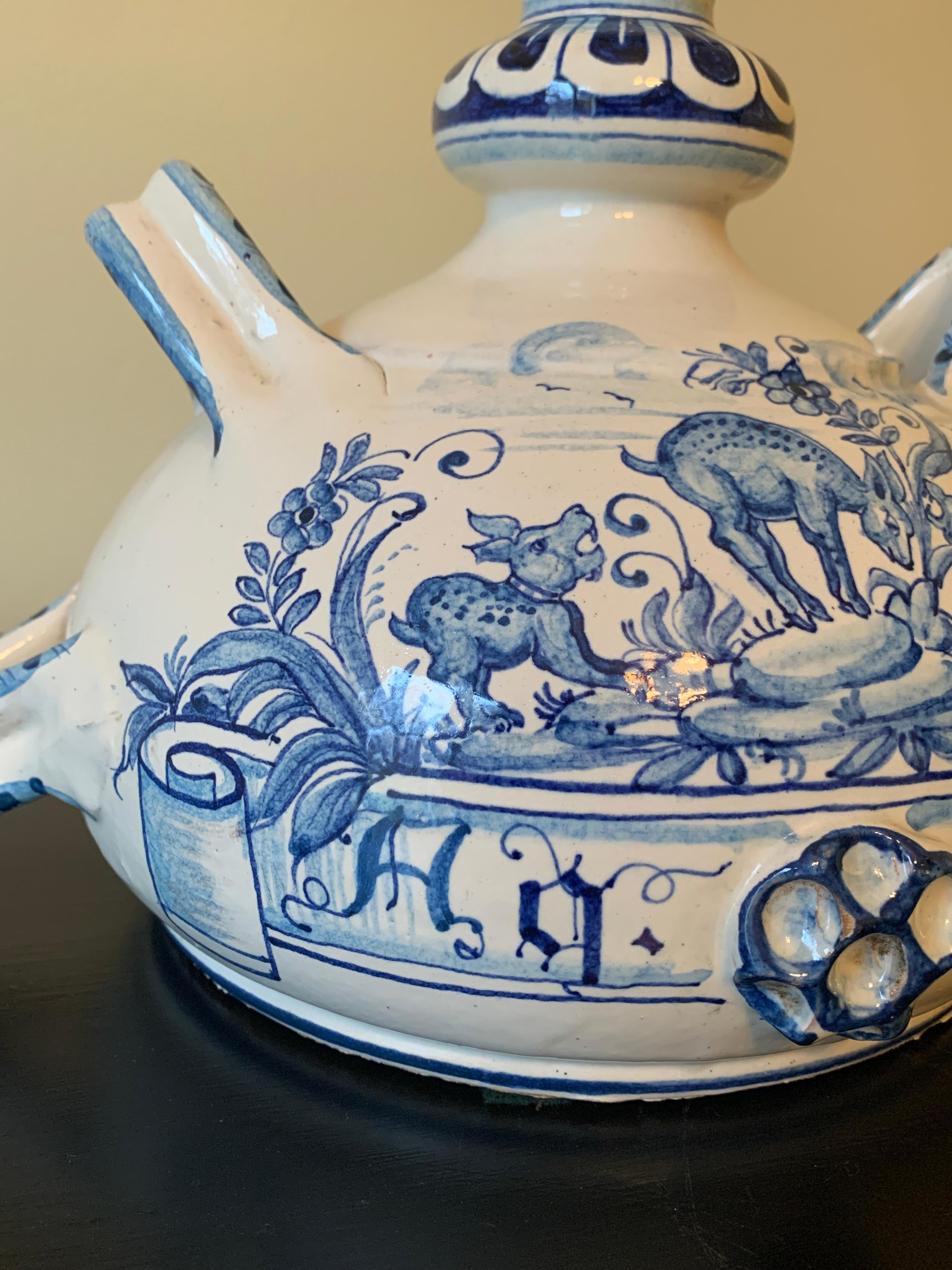 20ième siècle Vase pichet italien vintage peint à la main en faïence bleue et blanche en vente