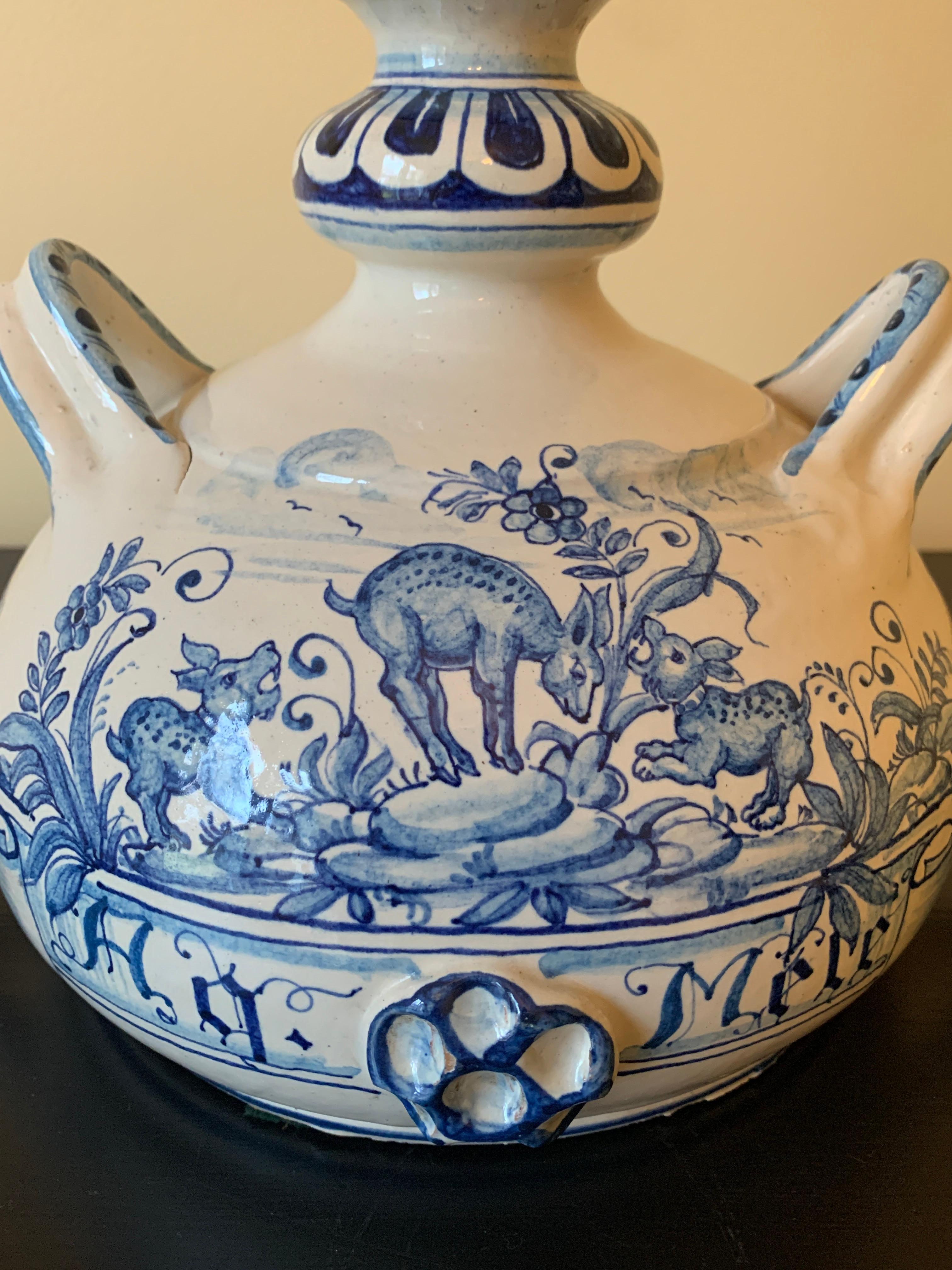 Faïence Vase pichet italien vintage peint à la main en faïence bleue et blanche en vente