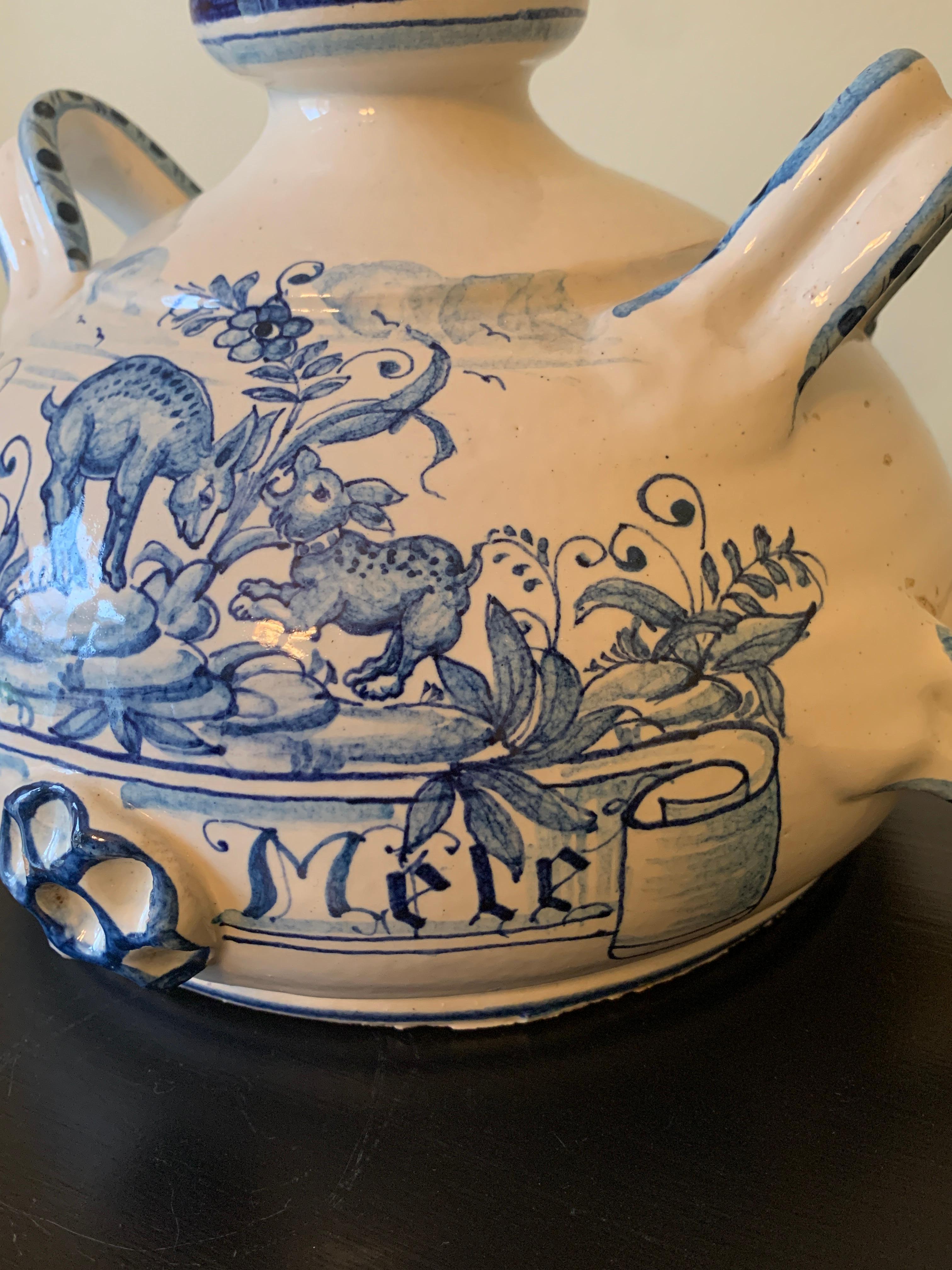 Vase pichet italien vintage peint à la main en faïence bleue et blanche en vente 1