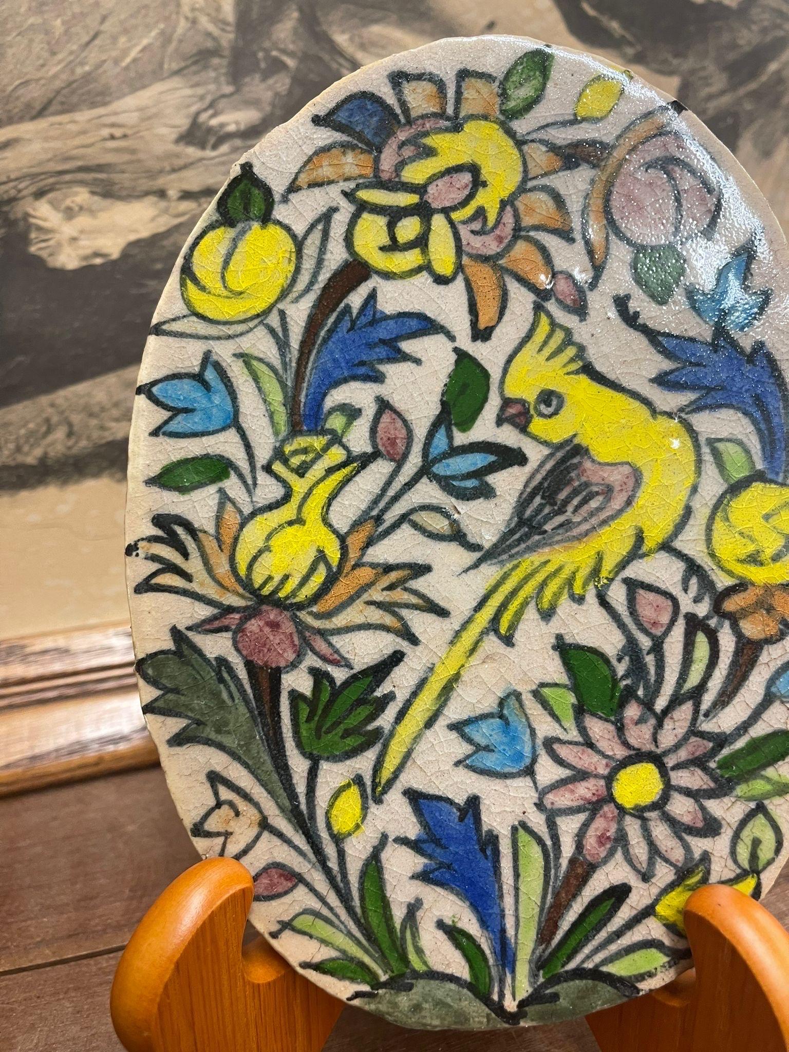 Tile ovale italien vintage peint à la main avec motif de perroquet Bon état - En vente à Seattle, WA