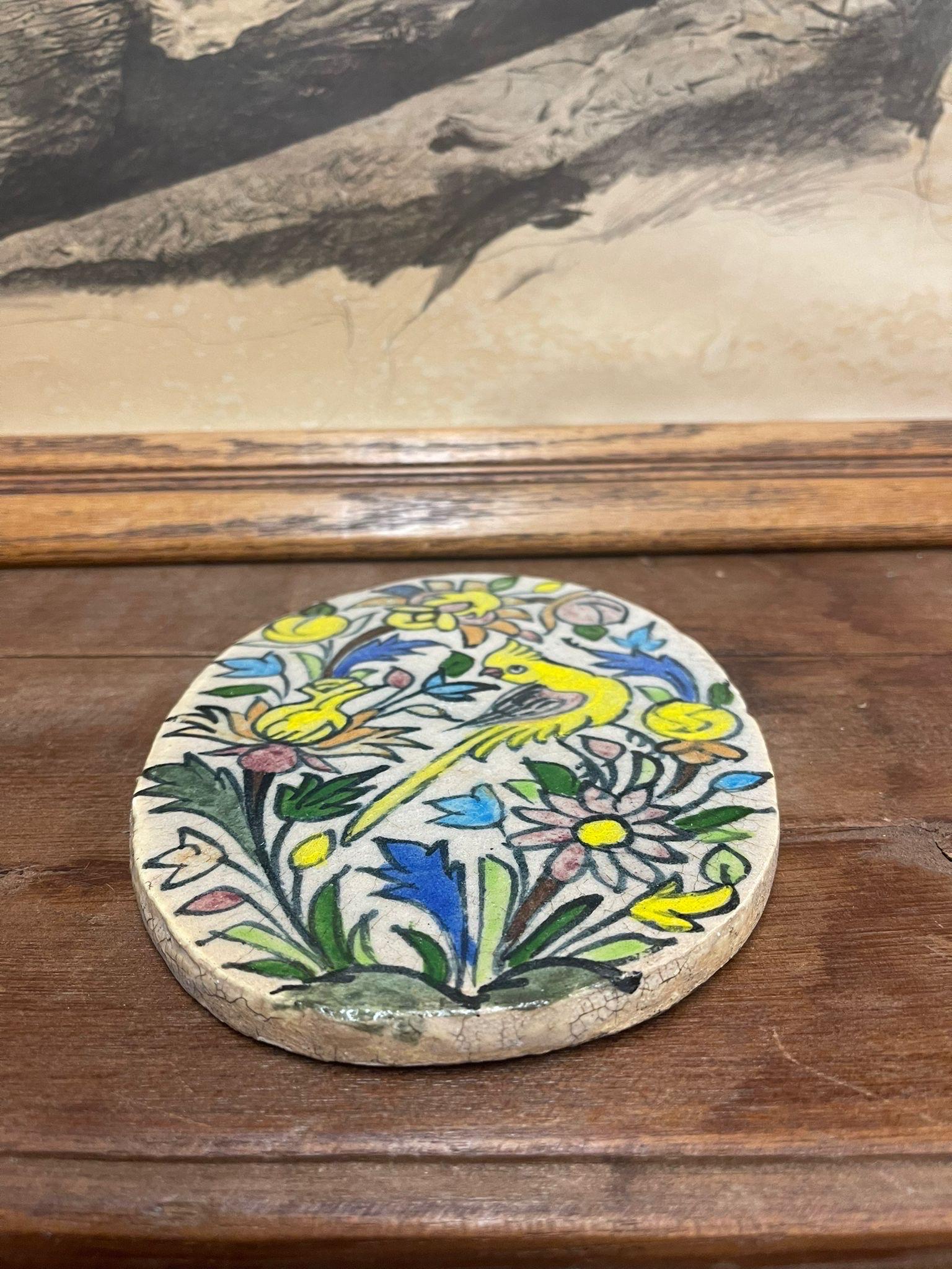 Céramique Tile ovale italien vintage peint à la main avec motif de perroquet en vente