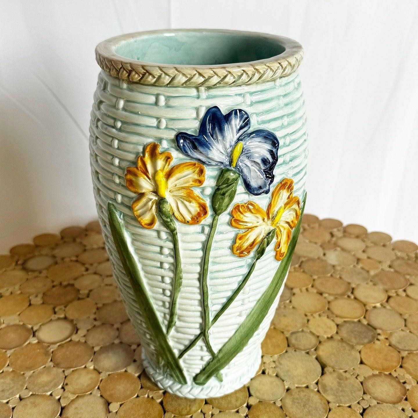 Vaso italiano vintage in ceramica floreale dipinta a mano con vivaci motivi floreali e una lavorazione artigianale senza tempo, ideale per l'arredamento o l'esposizione di oggetti da collezione.
 
 Vendiamo gli articoli così come sono stati