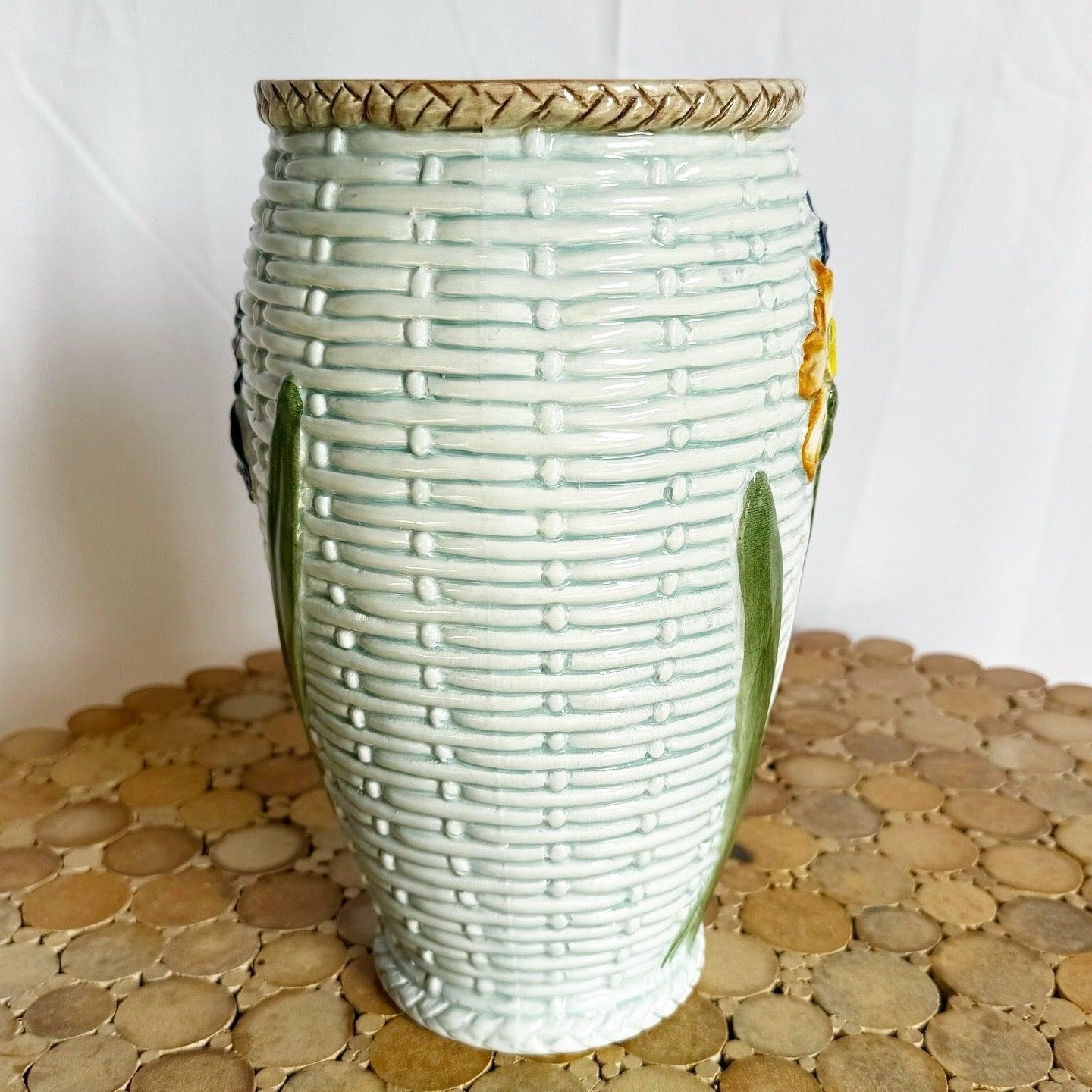 Vaso italiano d'epoca in ceramica dipinta a mano con motivi floreali In condizioni buone in vendita a Delray Beach, FL