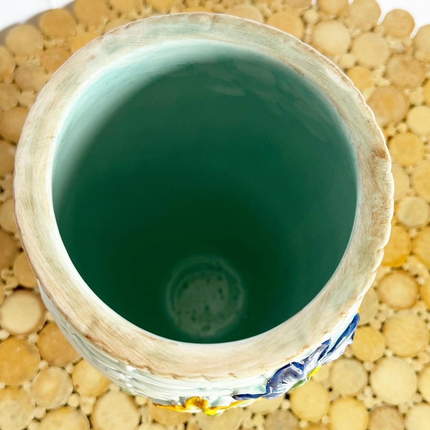 Vaso italiano d'epoca in ceramica dipinta a mano con motivi floreali in vendita 1