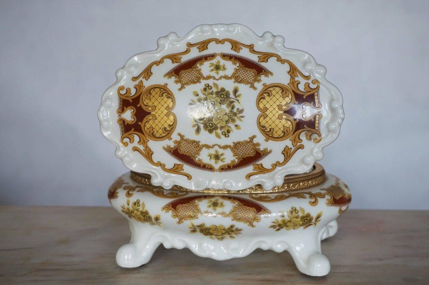 Italian hand-painted porcelain and brass jewel box, circa 1960.
Very good condition, no chips or cracks, brass with patina of age.
Measures:
Width 7 in (18 cm) 
Depth 5.10 in (13 cm)
Height 3.75 in (9.5 cm)

  
