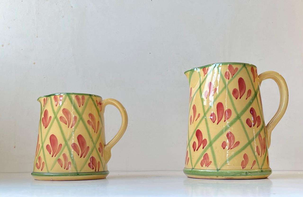 Juego a juego de jarras de cerámica esmaltada a mano de LS Lamas. Fabricado en Italia entre 1950-70. Granja de mediados de siglo - Estilo campesino. Adecuado para agua, leche o vino. Medidas: H: 18,5/13,5, D: 14/12,5. Capacidad: 0,7/1 litros aprox.