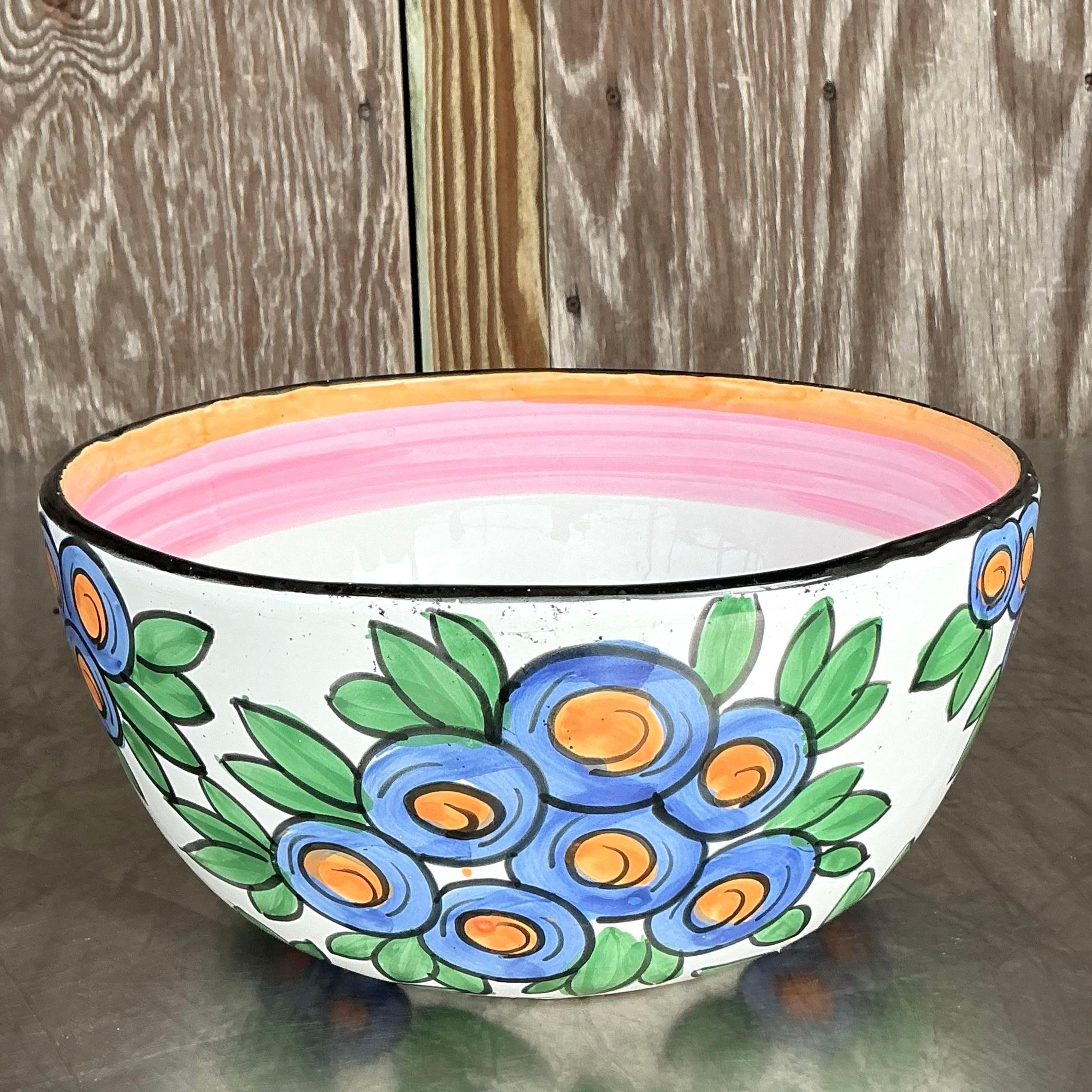 Verleihen Sie Ihren Mahlzeiten einen Hauch von italienischem Charme mit dieser handbemalten Vintage Italian Serving Bowl. Diese wunderschön gefertigte Schale besticht durch ihre filigranen, handgemalten Motive in leuchtenden Farben, die an die