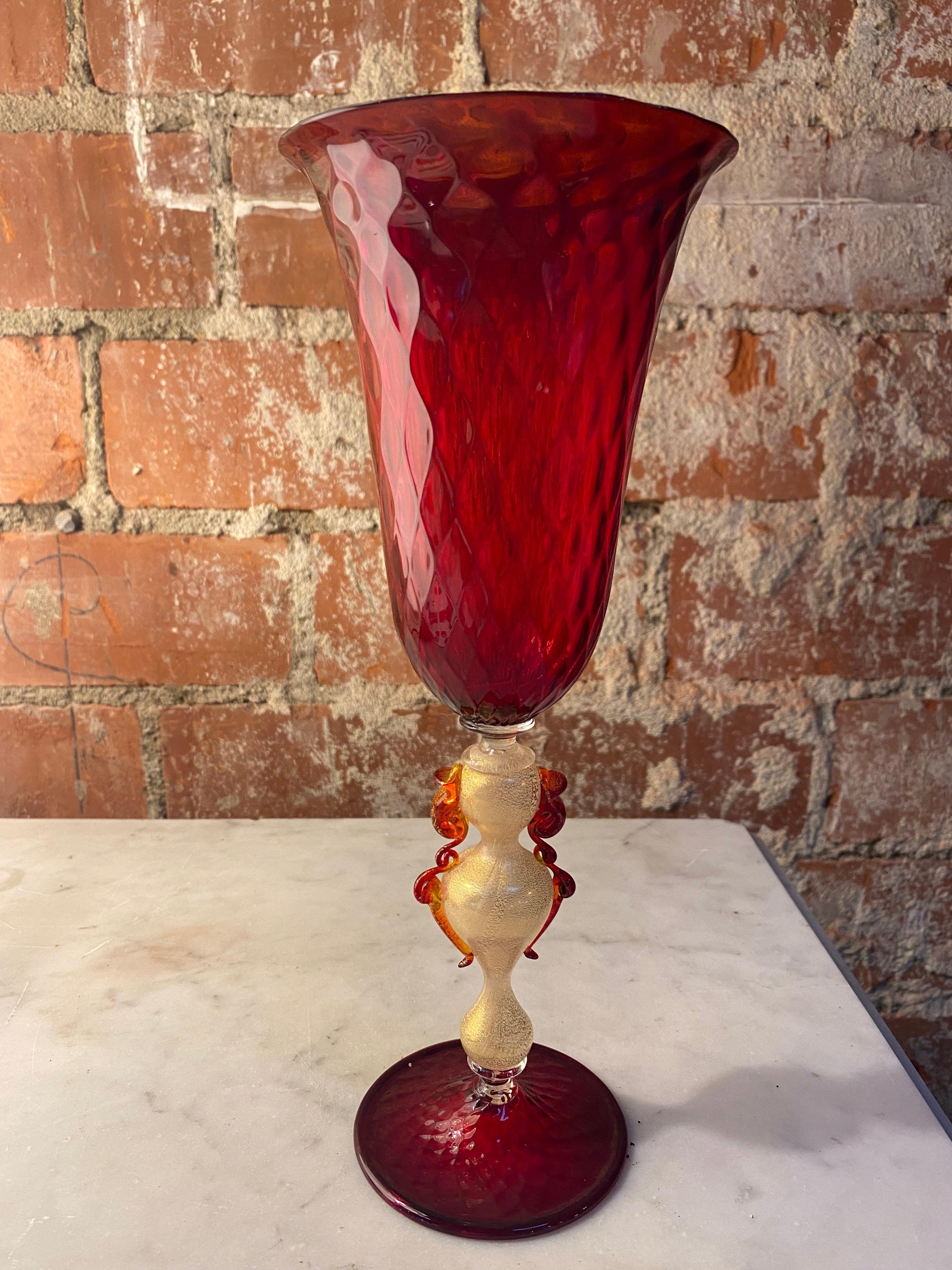 Cáliz Vintage Italian Handcrafted en vidrio soplado rojo de Murano mad in Italy, años 70.
