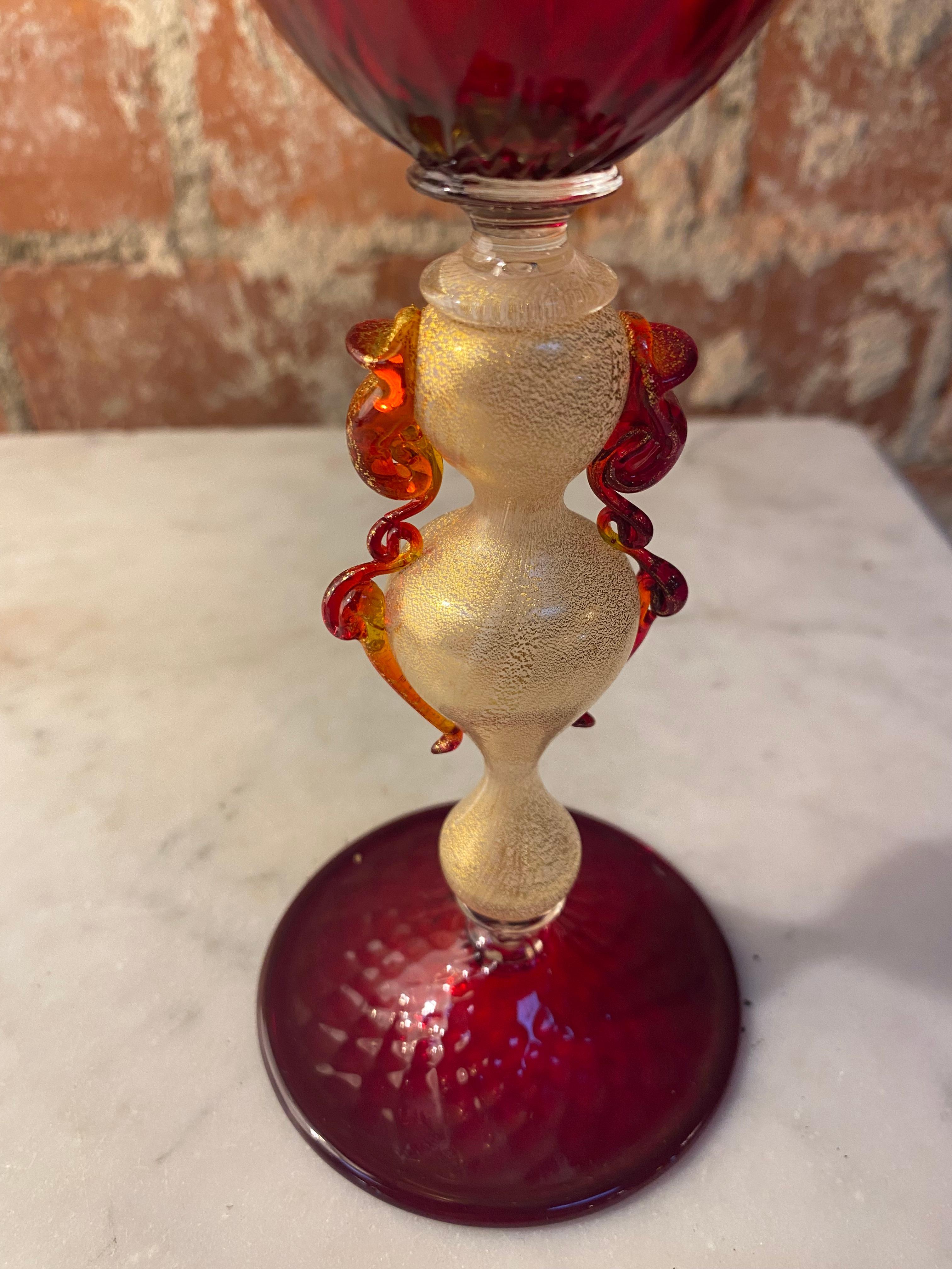 Cáliz artesanal Vintage Italian de cristal soplado rojo de Murano Italiano en venta
