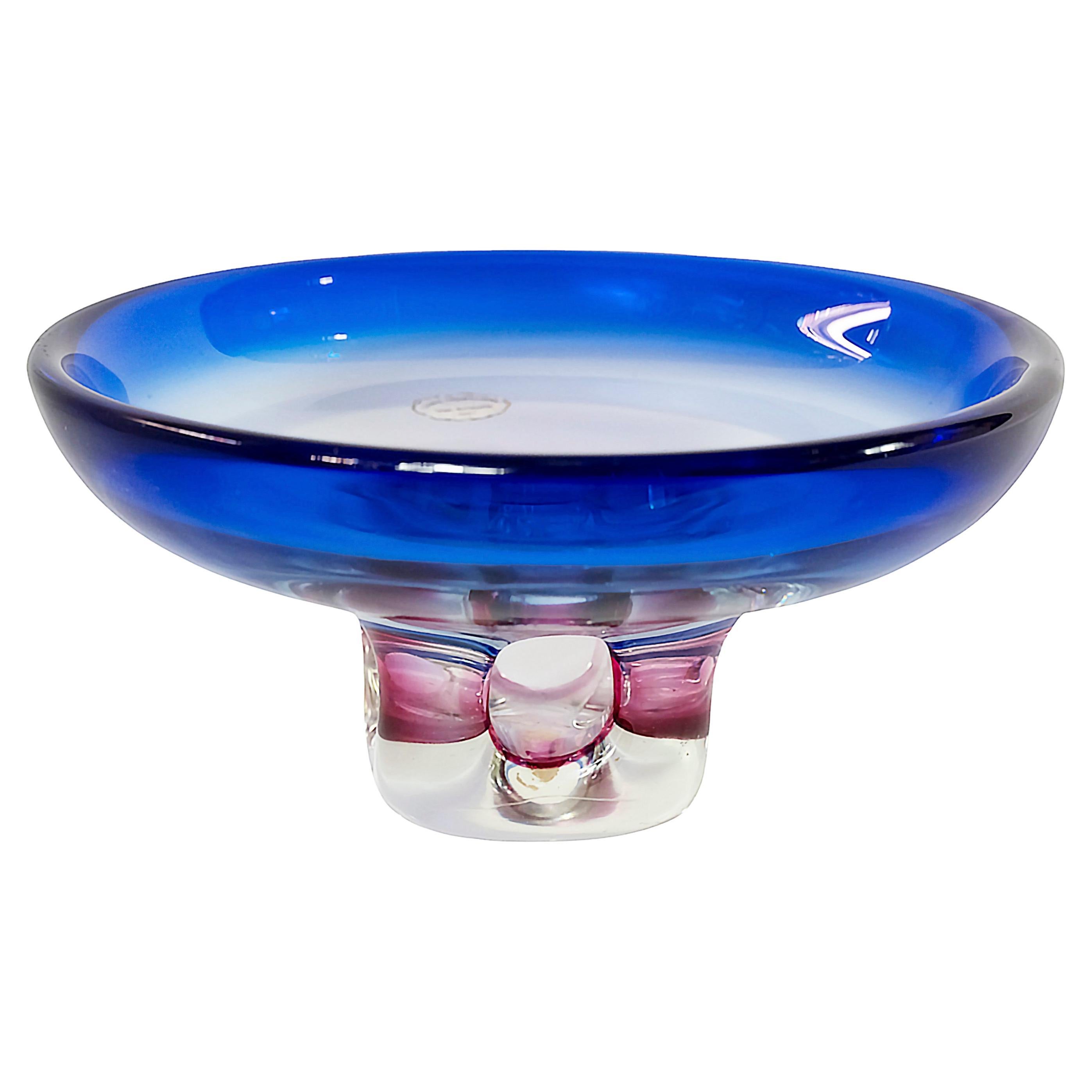 Vaso / centrotavola in vetro di Murano vintage fatto a mano.
Il vetro è di colore chiaro/blu/rosa.
Etichettato sul vetro.
Condizioni vintage molto buone/eccellenti.