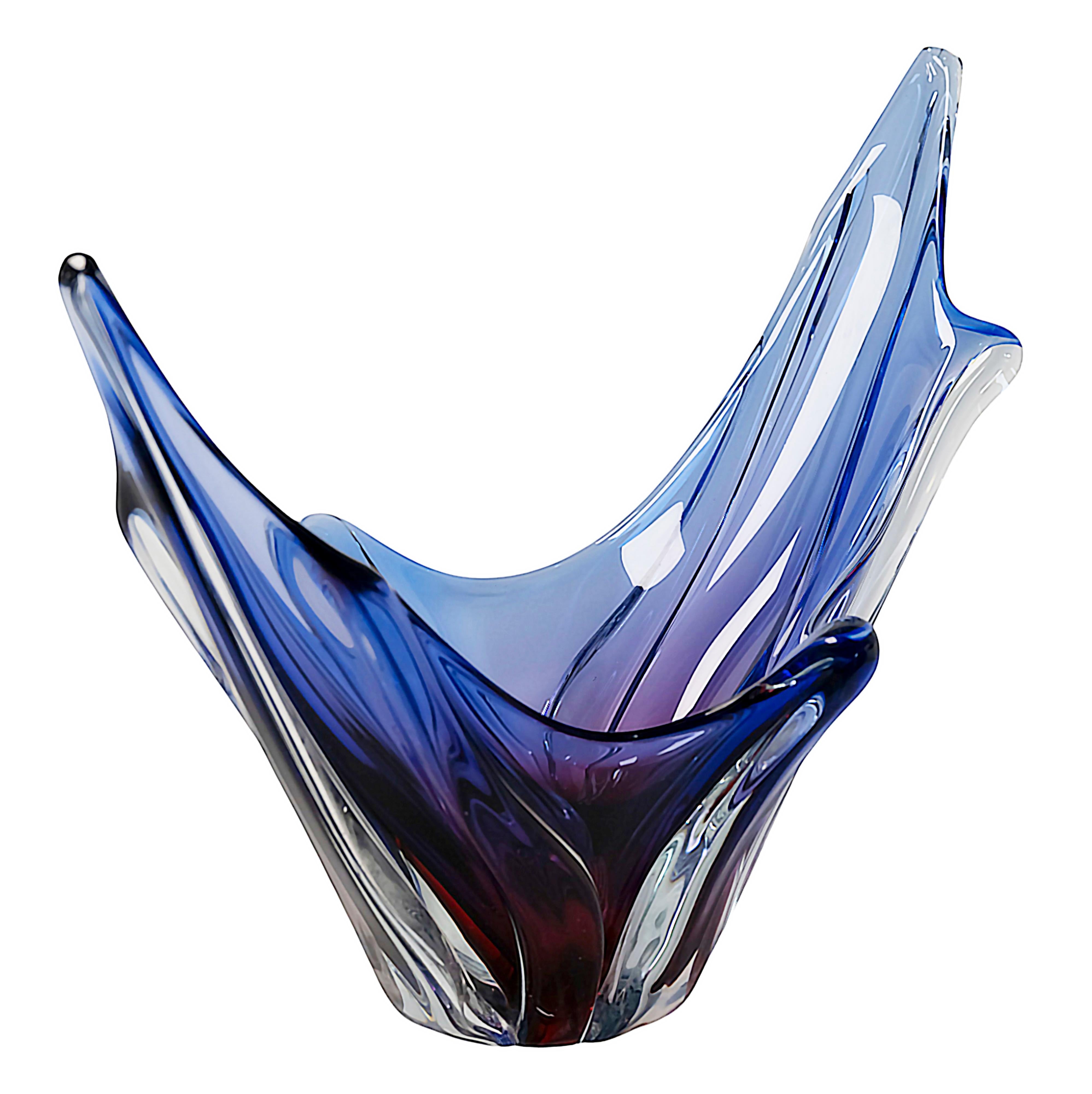 Vintage Italienische handgefertigte Murano Glasvase / Tafelaufsatz.
Das Glas ist blau/lila gefärbt.