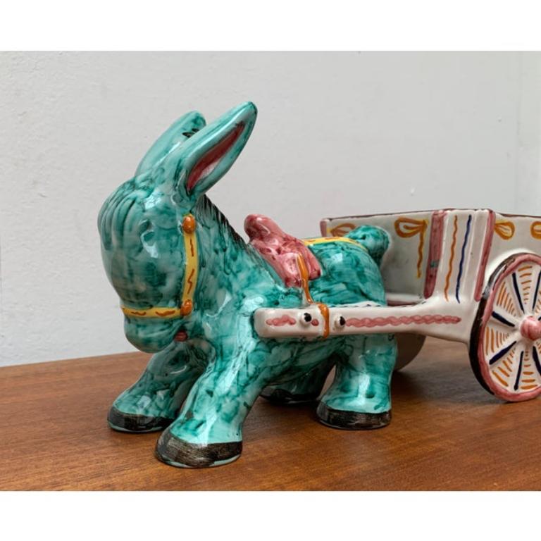 Italienische handbemalte Vintage-Skulptur eines Esels mit Rollwagen aus Deruta, Italien (Keramik) im Angebot