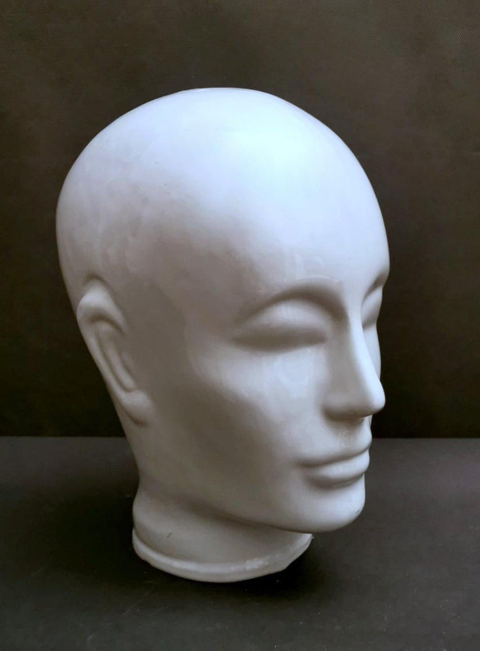 We kindly suggest you read the whole description, because with it we try to give you detailed technical and historical information to guarantee the authenticity of our objects.
Original and particular head in white glazed ceramic, the facial