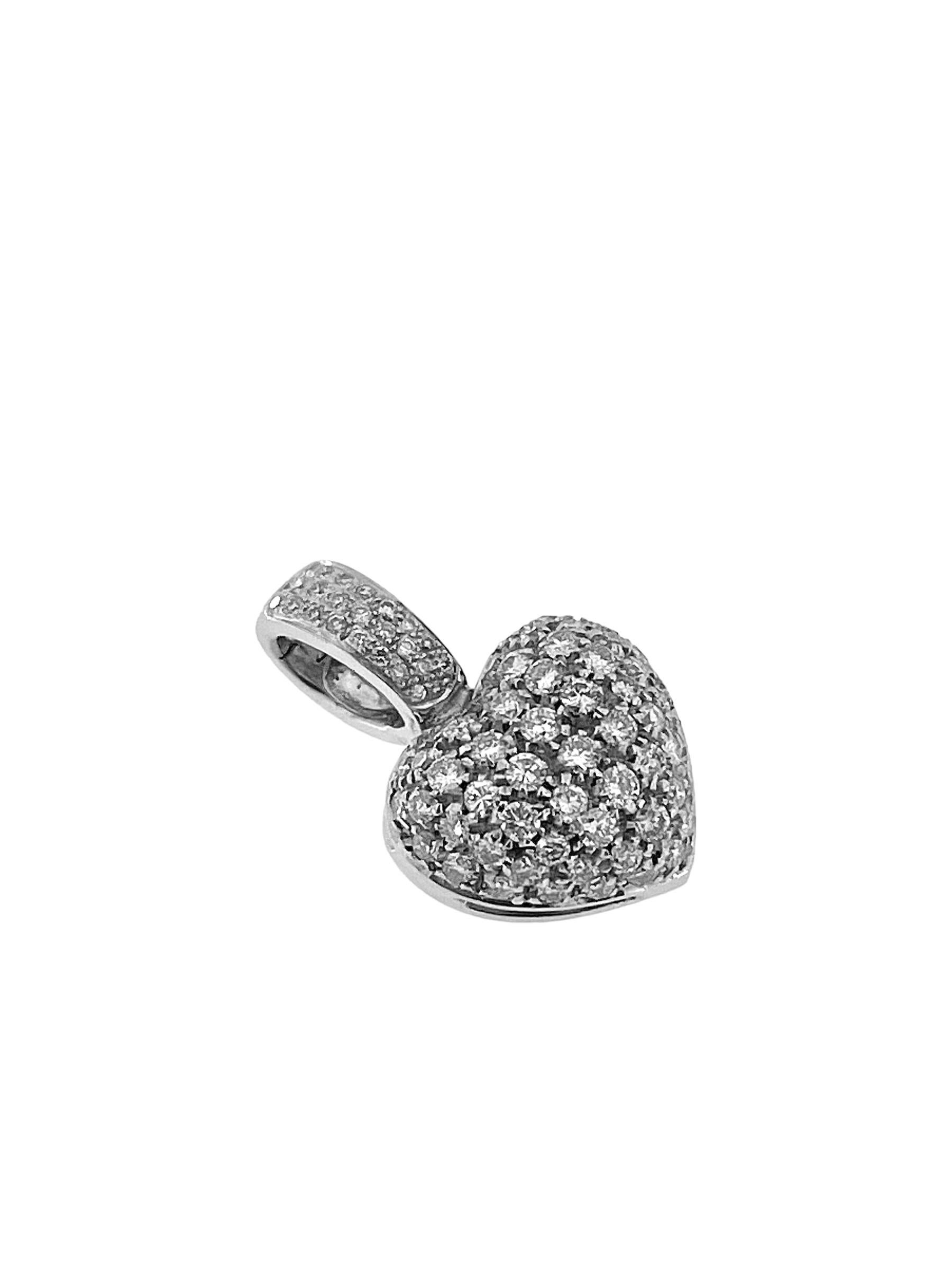 Der Vintage Italian Heart Anhänger in Weißgold mit Diamanten ist ein atemberaubendes Schmuckstück, das Eleganz und Romantik mit exquisiter Handwerkskunst verbindet.

Dieser herzförmige Anhänger aus 18-karätigem Weißgold strahlt einen zeitlosen und