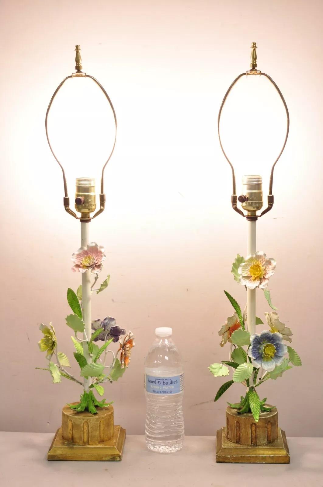 Vintage Italian Lamp Hollywood Regency Fiori dipinti a mano in ferro con base in legno dorato e invecchiato. - una coppia. Circa metà del XX secolo. Misure: 26