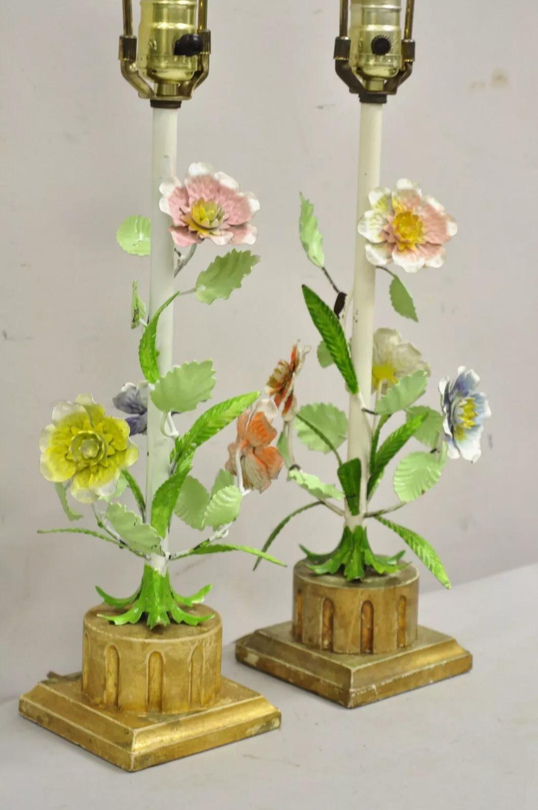 Hollywood Regency Vintage Italian Lamp di Hollywood Regecy dipinte a fiori in ferro, lampade da boudoir in ceramica, coppia in vendita