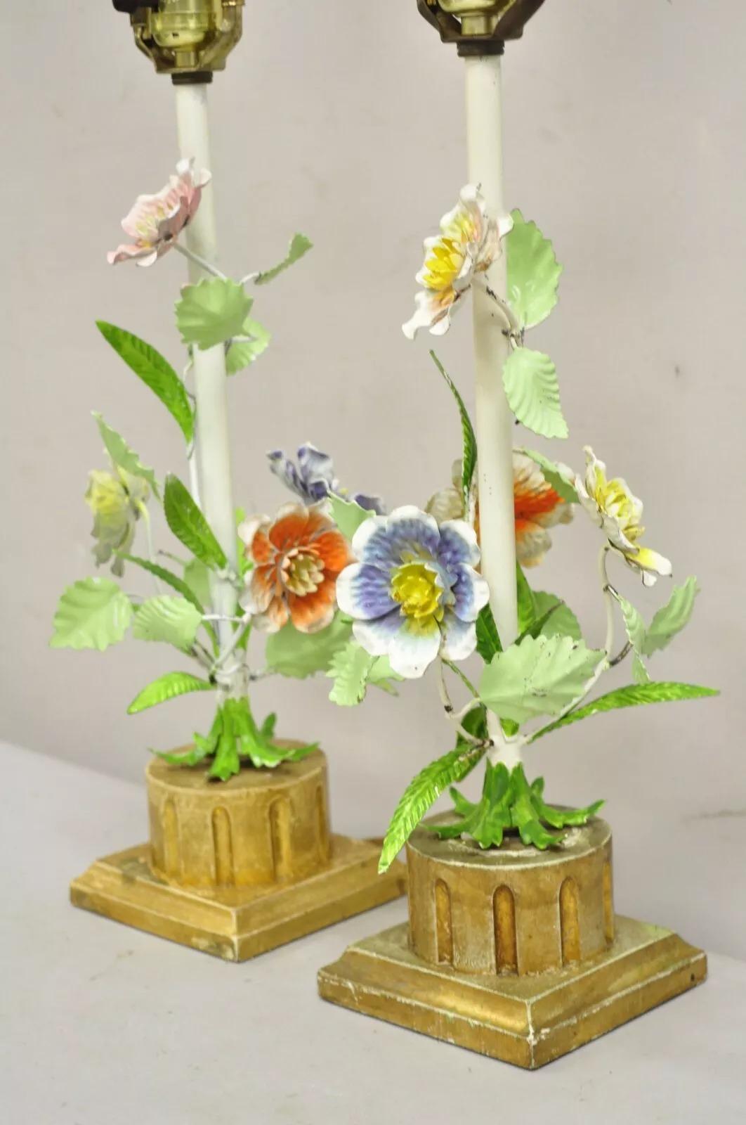Sconosciuto Vintage Italian Lamp di Hollywood Regecy dipinte a fiori in ferro, lampade da boudoir in ceramica, coppia in vendita