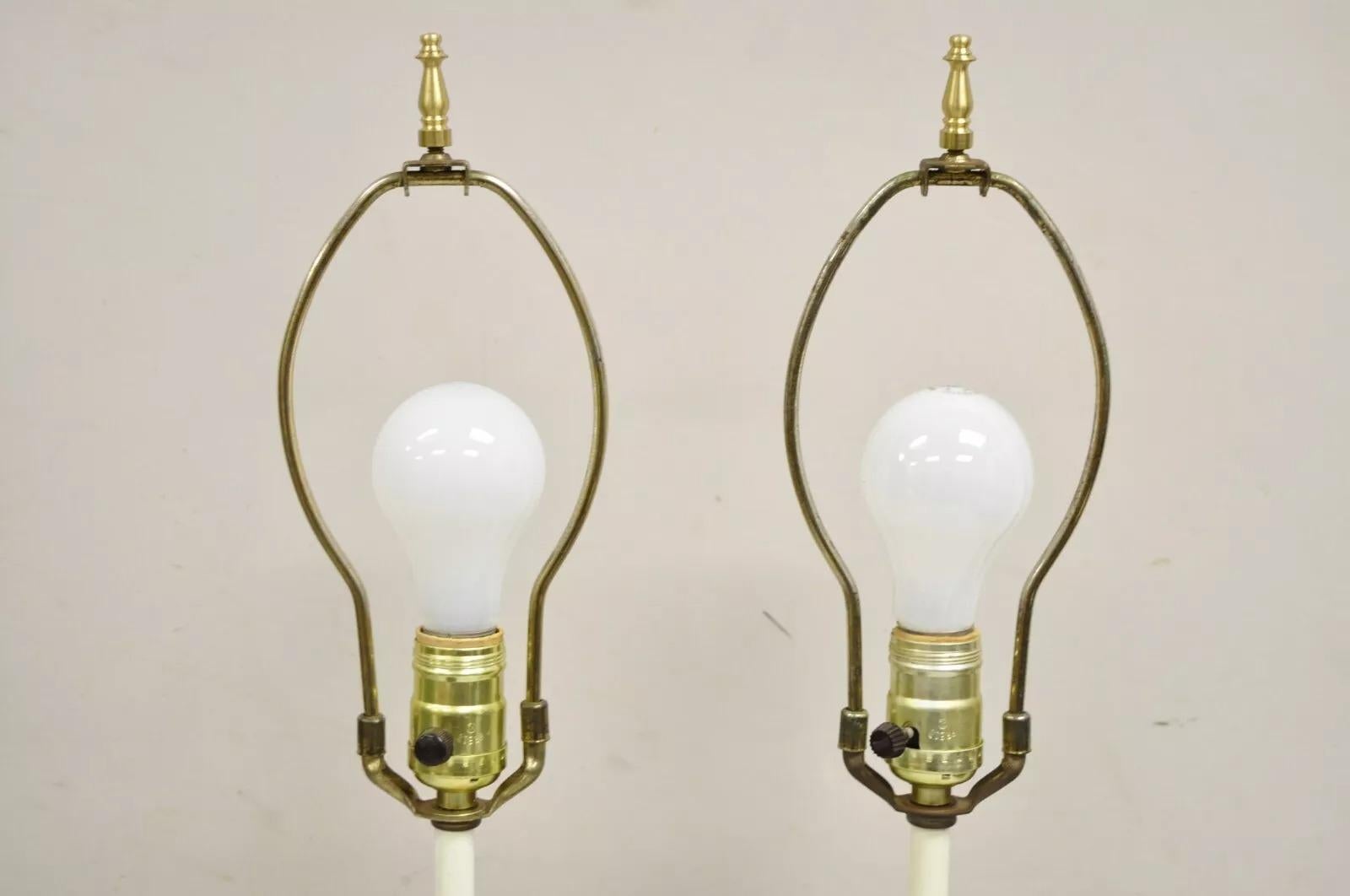 Vintage Italian Lamp di Hollywood Regecy dipinte a fiori in ferro, lampade da boudoir in ceramica, coppia In condizioni buone in vendita a Philadelphia, PA