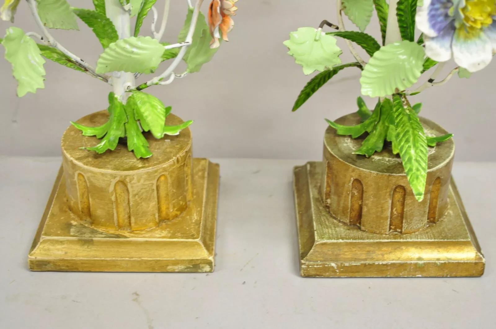 XX secolo Vintage Italian Lamp di Hollywood Regecy dipinte a fiori in ferro, lampade da boudoir in ceramica, coppia in vendita