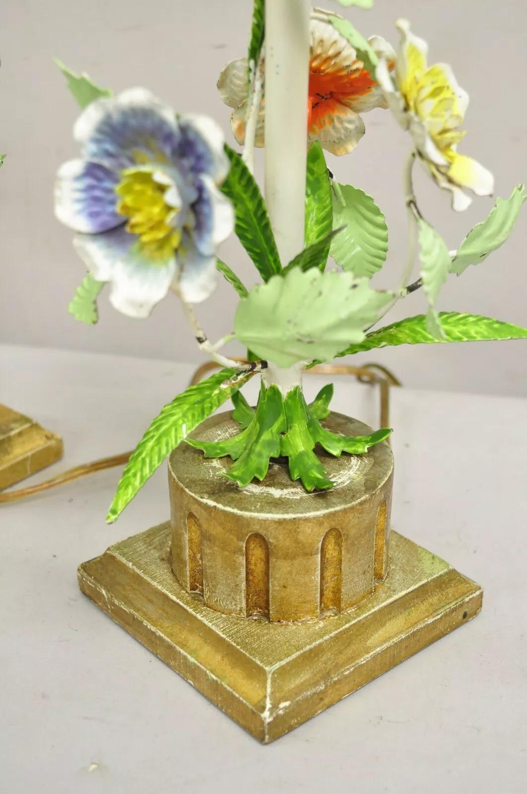 Ferro Vintage Italian Lamp di Hollywood Regecy dipinte a fiori in ferro, lampade da boudoir in ceramica, coppia in vendita