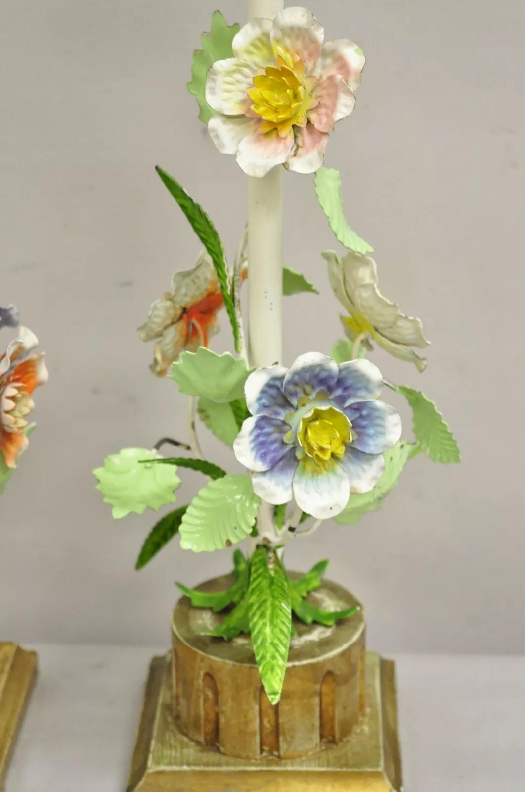 Vintage Italian Lamp di Hollywood Regecy dipinte a fiori in ferro, lampade da boudoir in ceramica, coppia in vendita 1