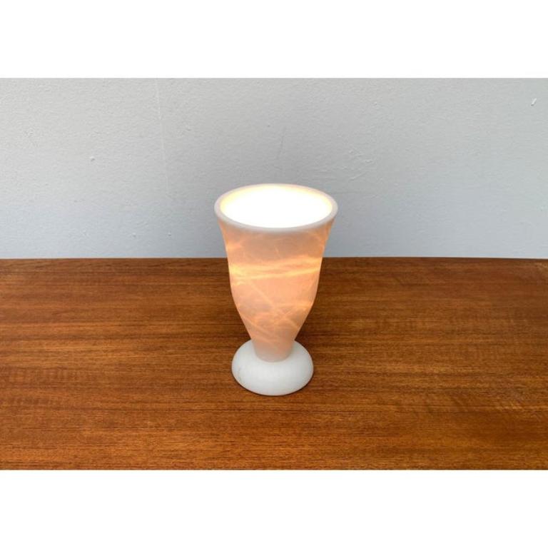 Vintage Italian Hollywood Regency Lámpara de mesa de alabastro, años 70 Alabastro en venta