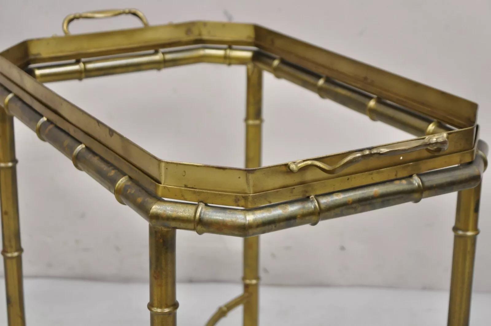 20ième siècle Table d'appoint italienne Hollywood Regency en laiton et faux bambou avec plateau en vente