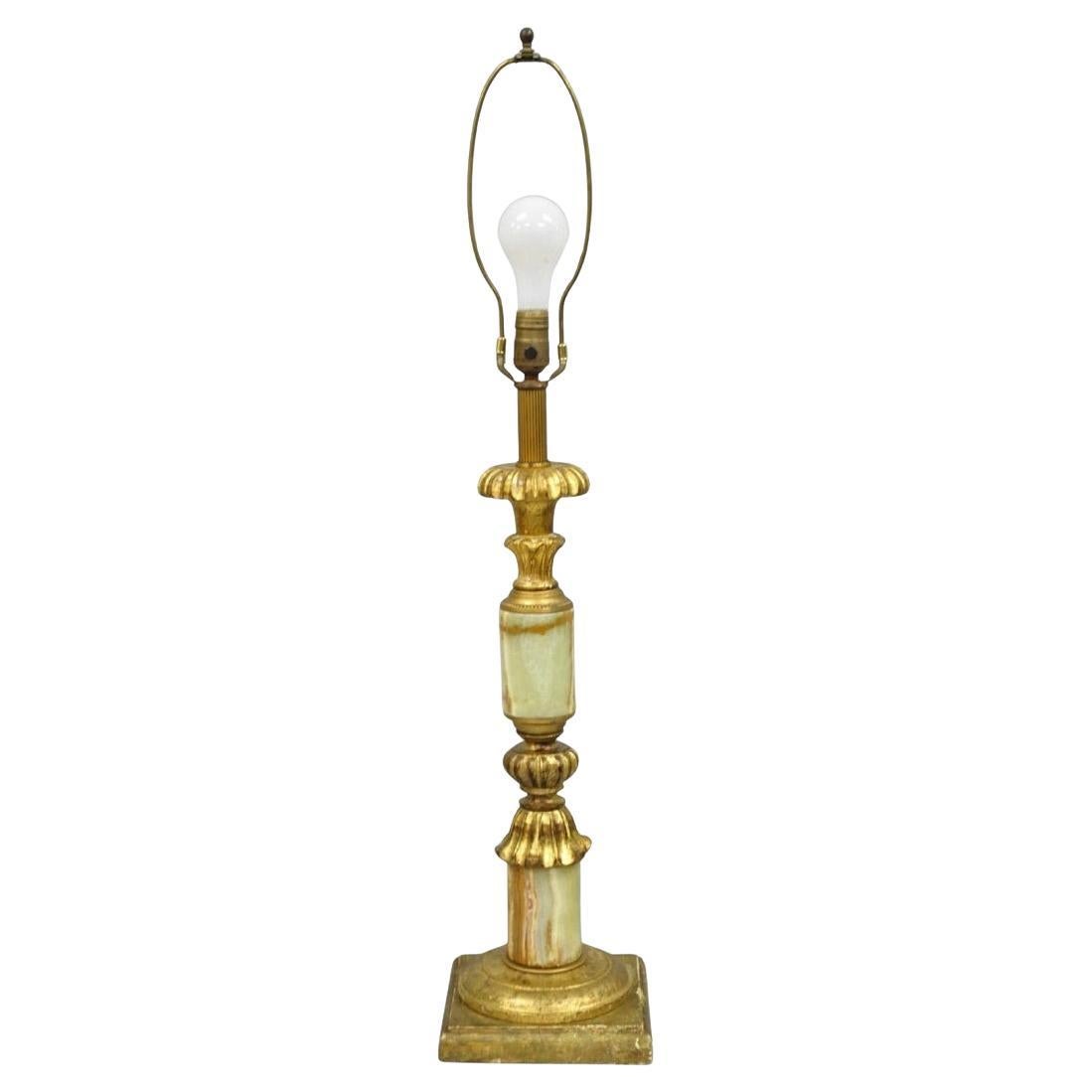 Vintage Italian Hollywood Regency Lámpara de mesa de madera dorada tallada y mármol