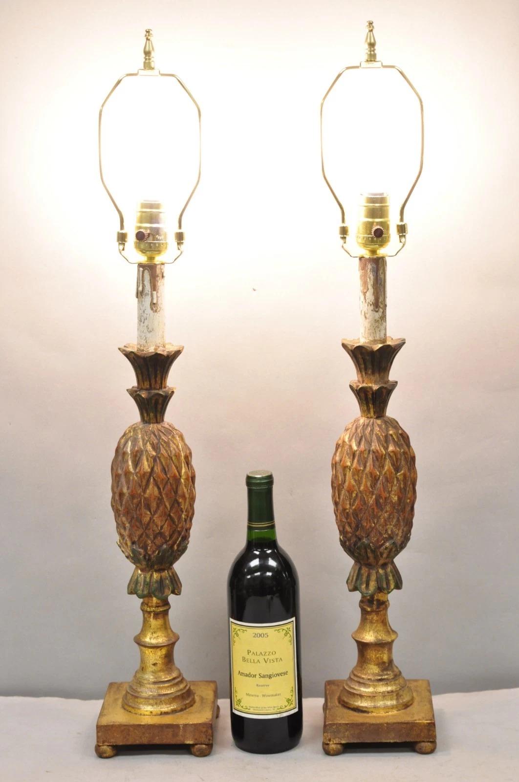 Vintage Italian Hollywood Regency Distressed Gold Giltwood Painted Carved Pineapple Column Tischlampen - ein Paar . Circa Mitte des 20. Jahrhunderts. Abmessungen: 29