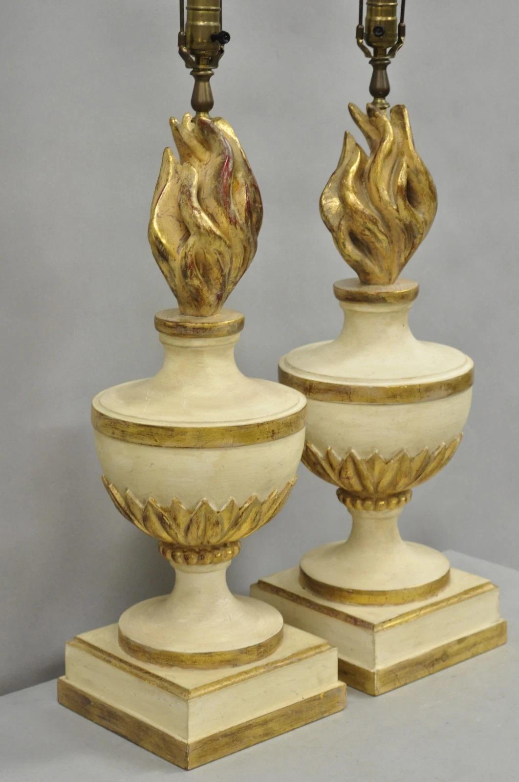 Vintage Italian Lamp di Hollywood Regency in legno intagliato 