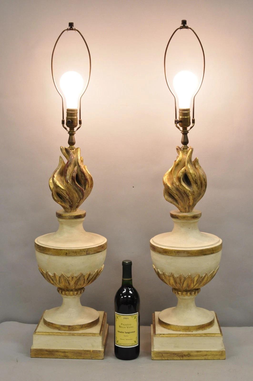 Vintage Italian Lamp di Hollywood Regency in legno intagliato 