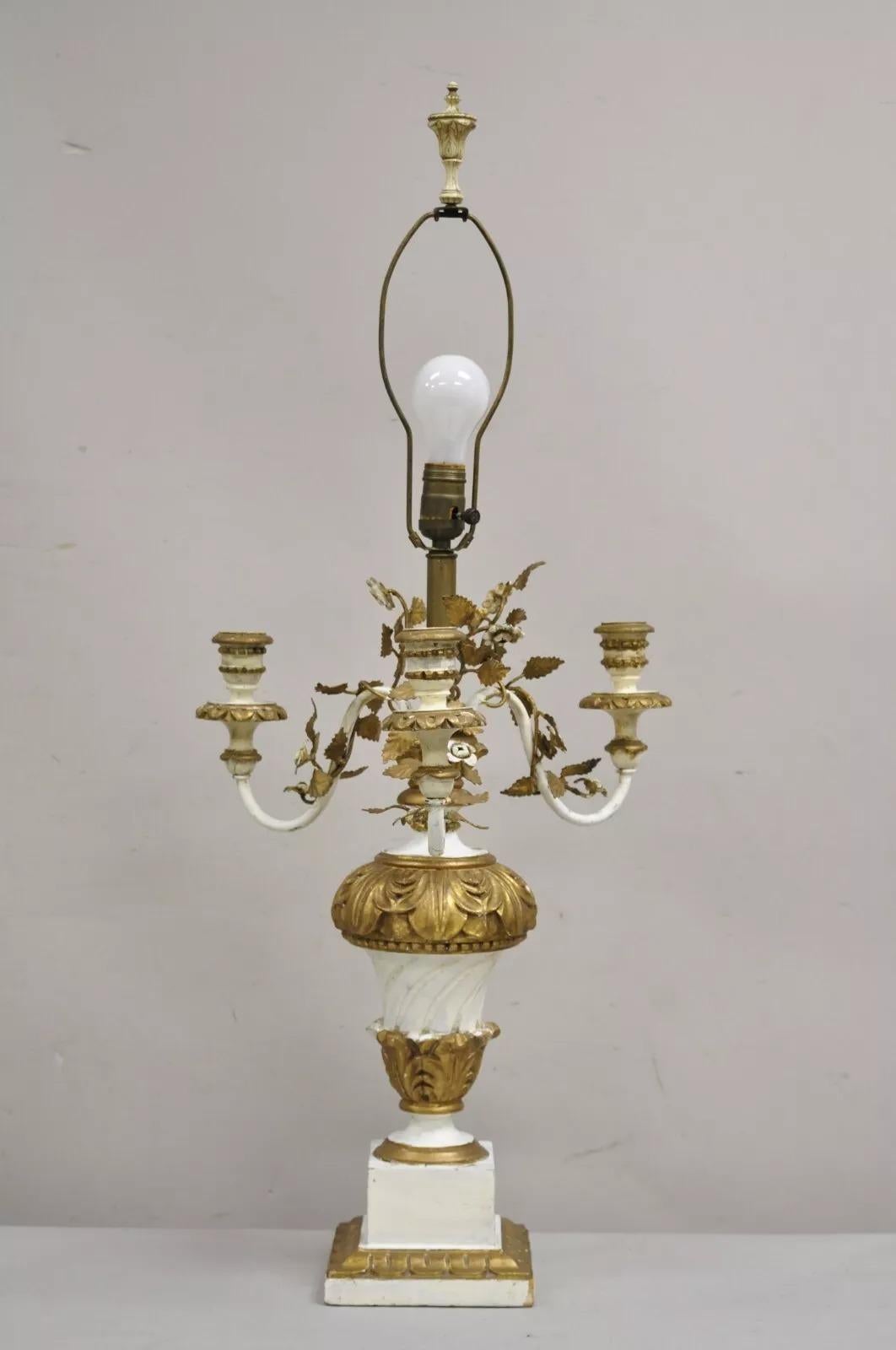 Italienische Hollywood-Regency-Kandelaber-Tischlampe aus vergoldetem Holz in Weiß und Gold, Vintage im Angebot 5