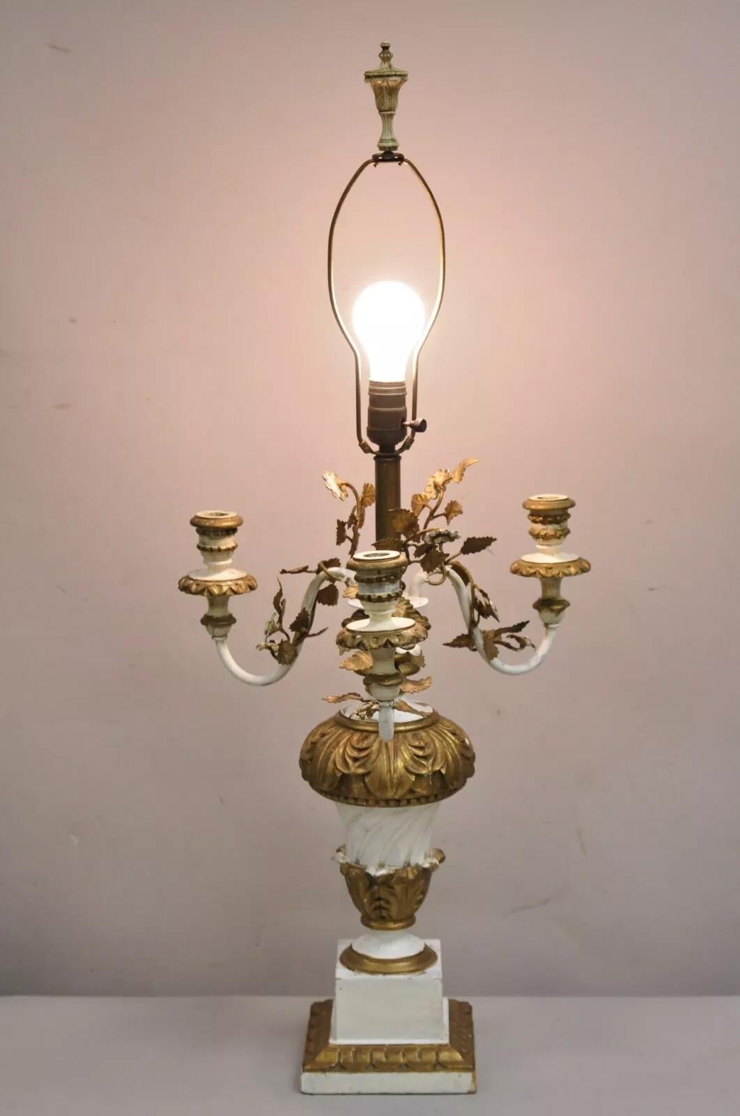Vintage Italian Hollywood Regency geschnitzt Giltwood Weiß & Gold Kandelaber Tischlampe. CIRCA Anfang des 20. Jahrhunderts. Abmessungen: 36